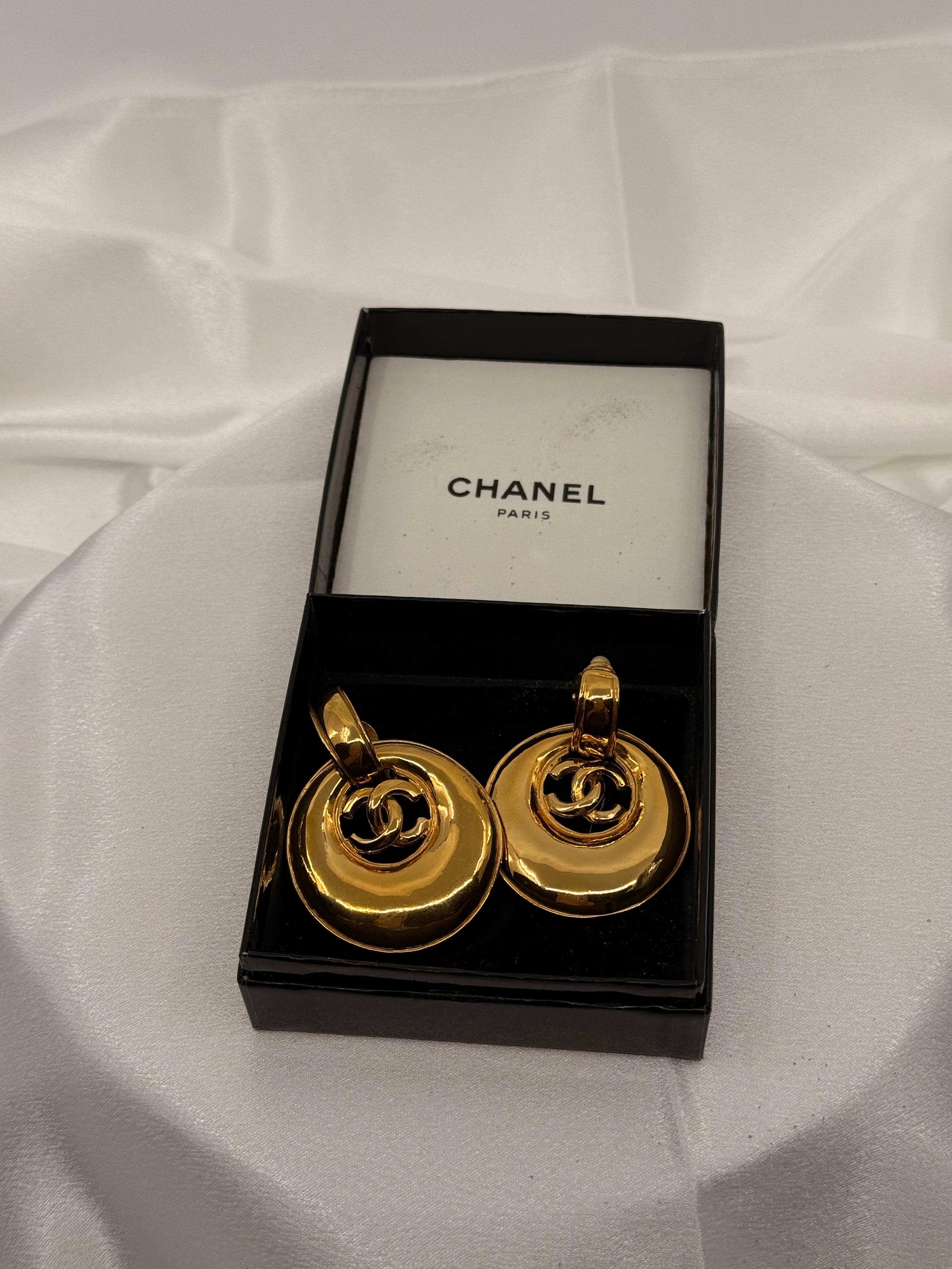 Chanel Vintage Gold CC Crescent Hoop Dangle Clip On Ohrringe für Damen oder Herren im Angebot