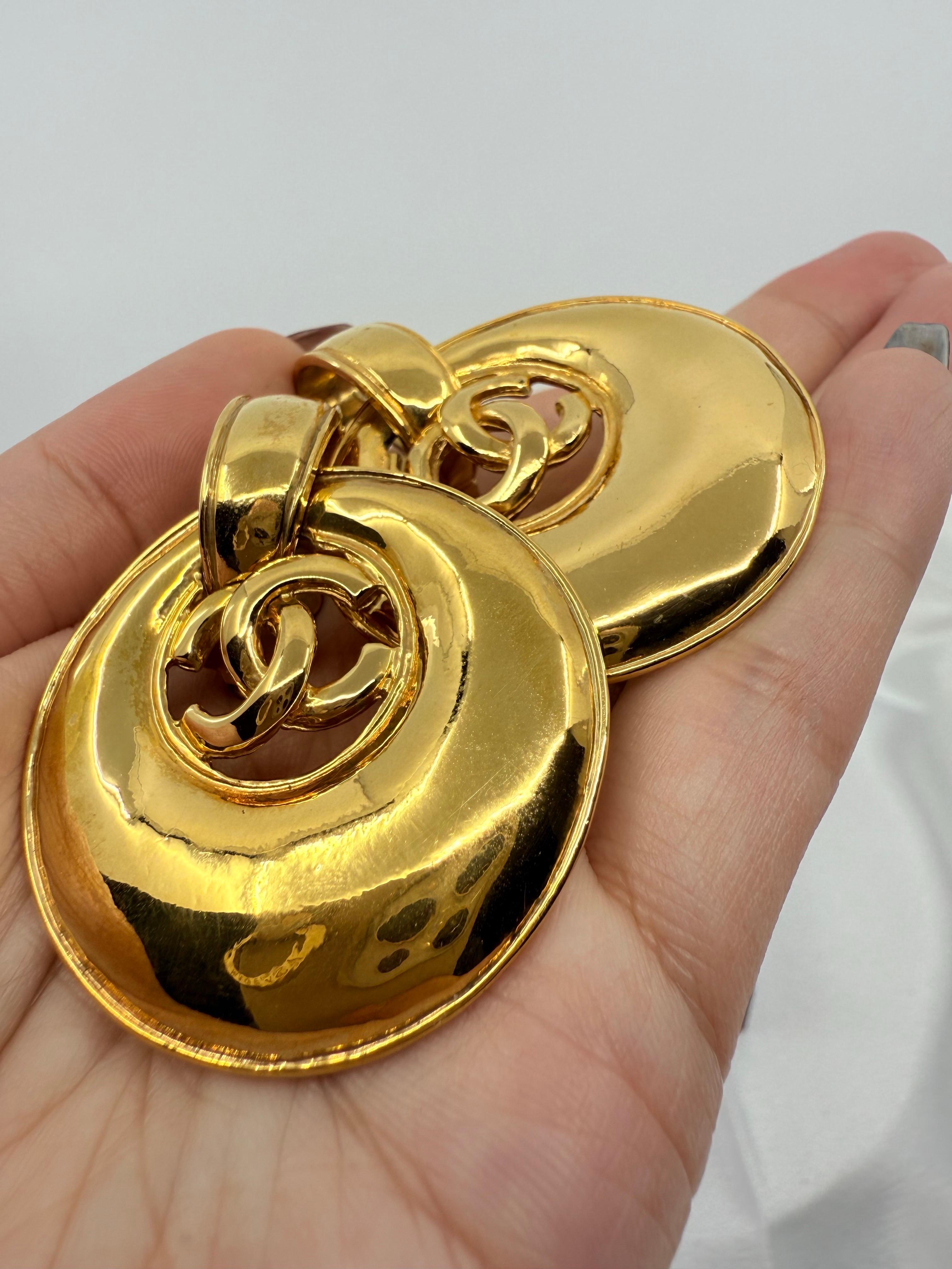 Chanel Vintage Gold CC Crescent Hoop Dangle Clip On Ohrringe im Angebot 1