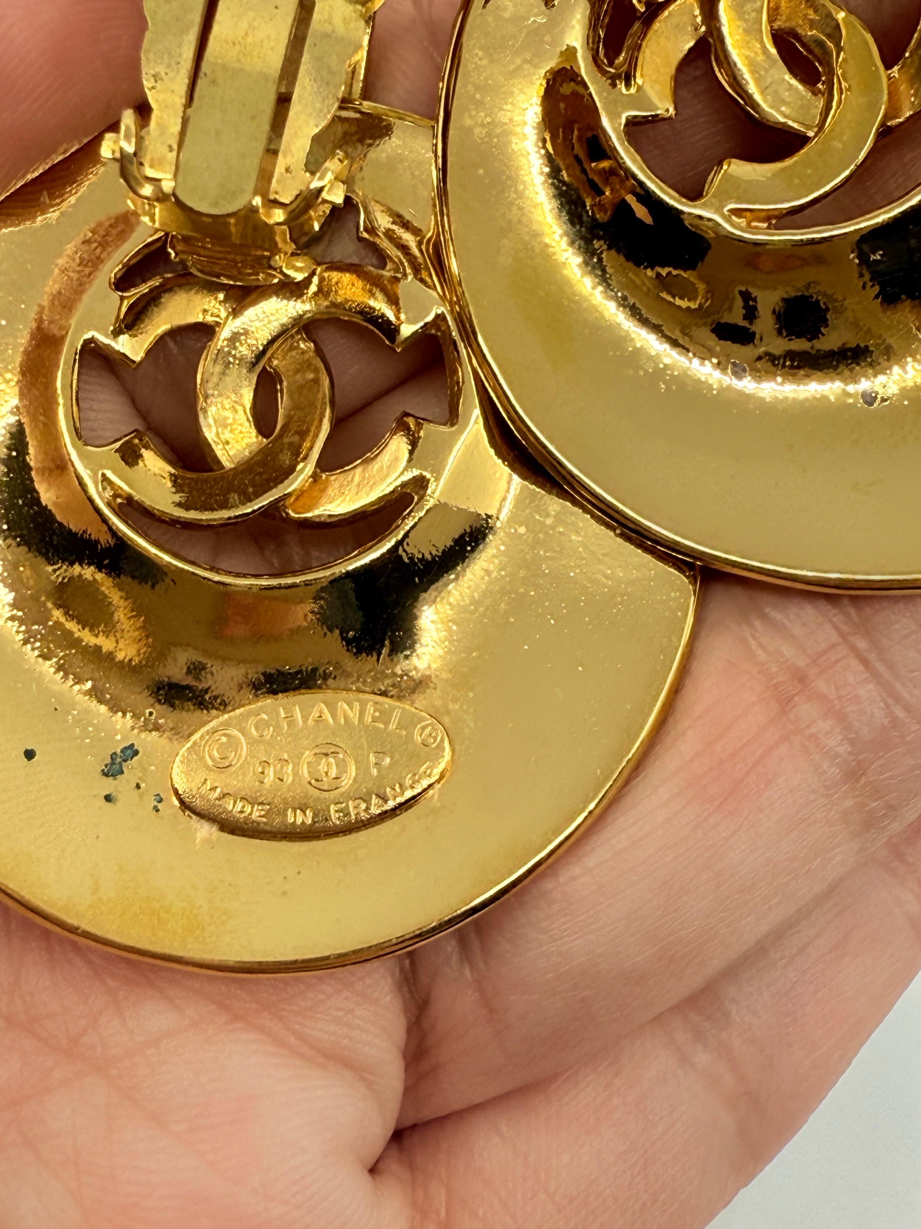 Chanel Vintage Gold CC Crescent Hoop Dangle Clip On Ohrringe im Angebot 2