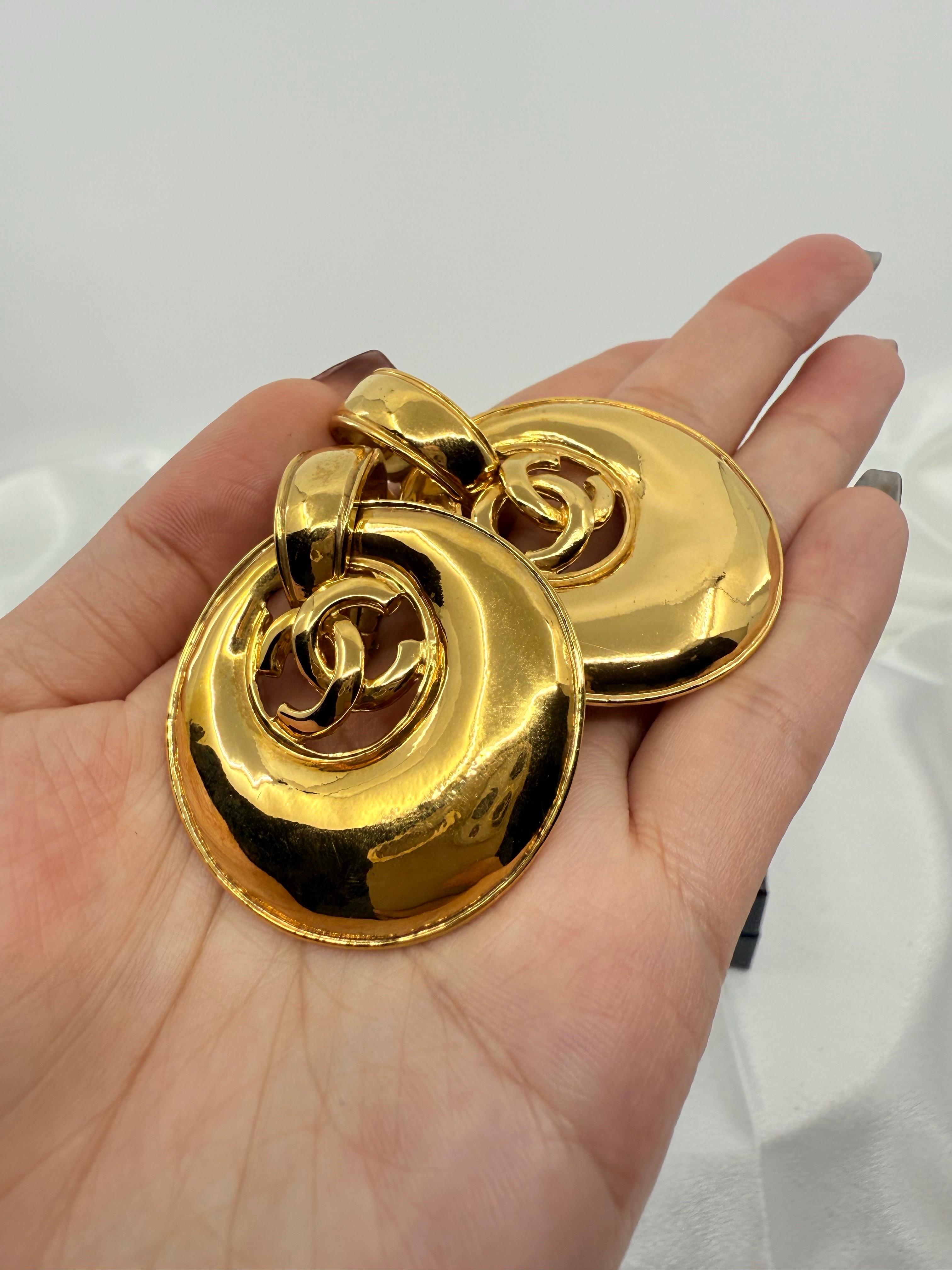 Chanel Vintage Gold CC Crescent Hoop Dangle Clip On Ohrringe im Angebot 3