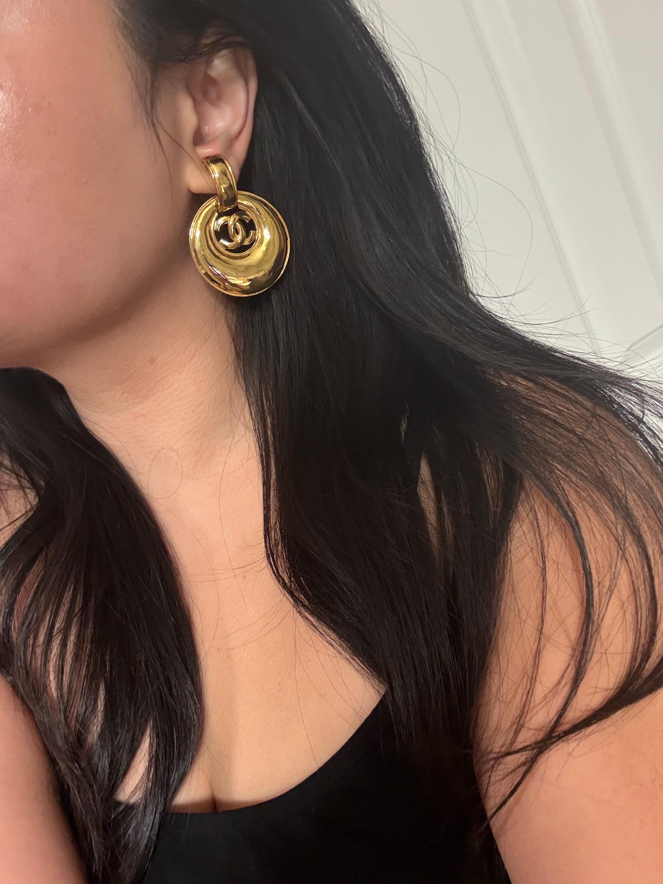 Chanel Vintage Gold CC Crescent Hoop Dangle Clip On Ohrringe im Angebot 4