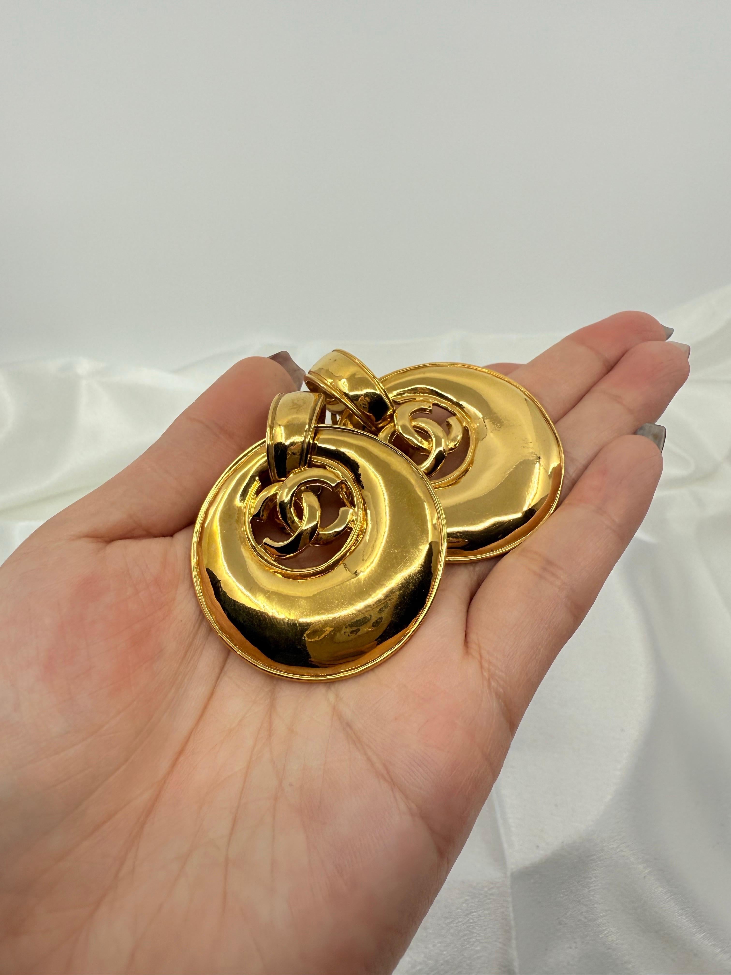 Chanel Vintage Gold CC Crescent Hoop Dangle Clip On Ohrringe im Angebot 5