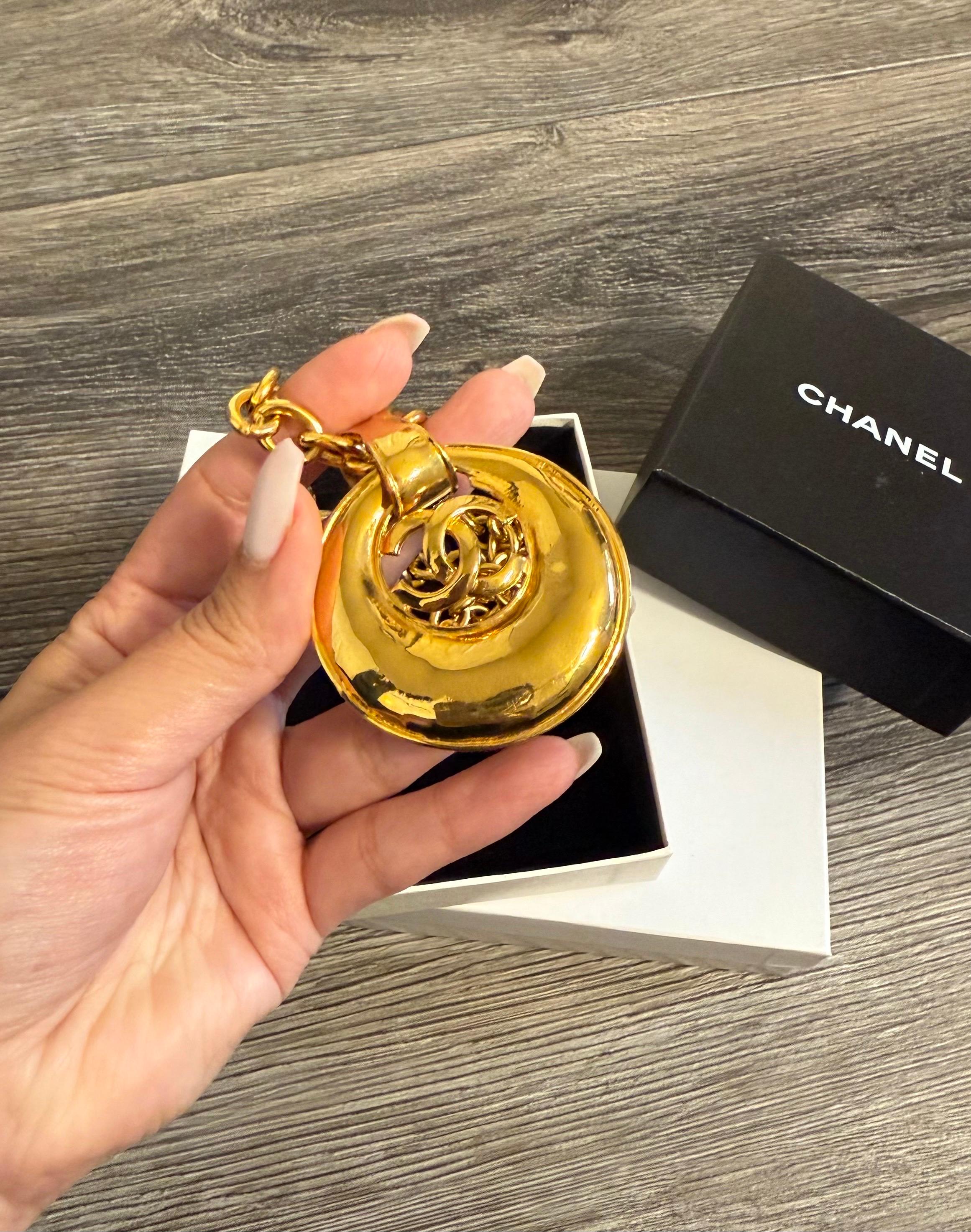CHANEL Vintage Gold CC Crescent Pendant Chain Necklace In Good Condition For Sale In Bellevue, WA
