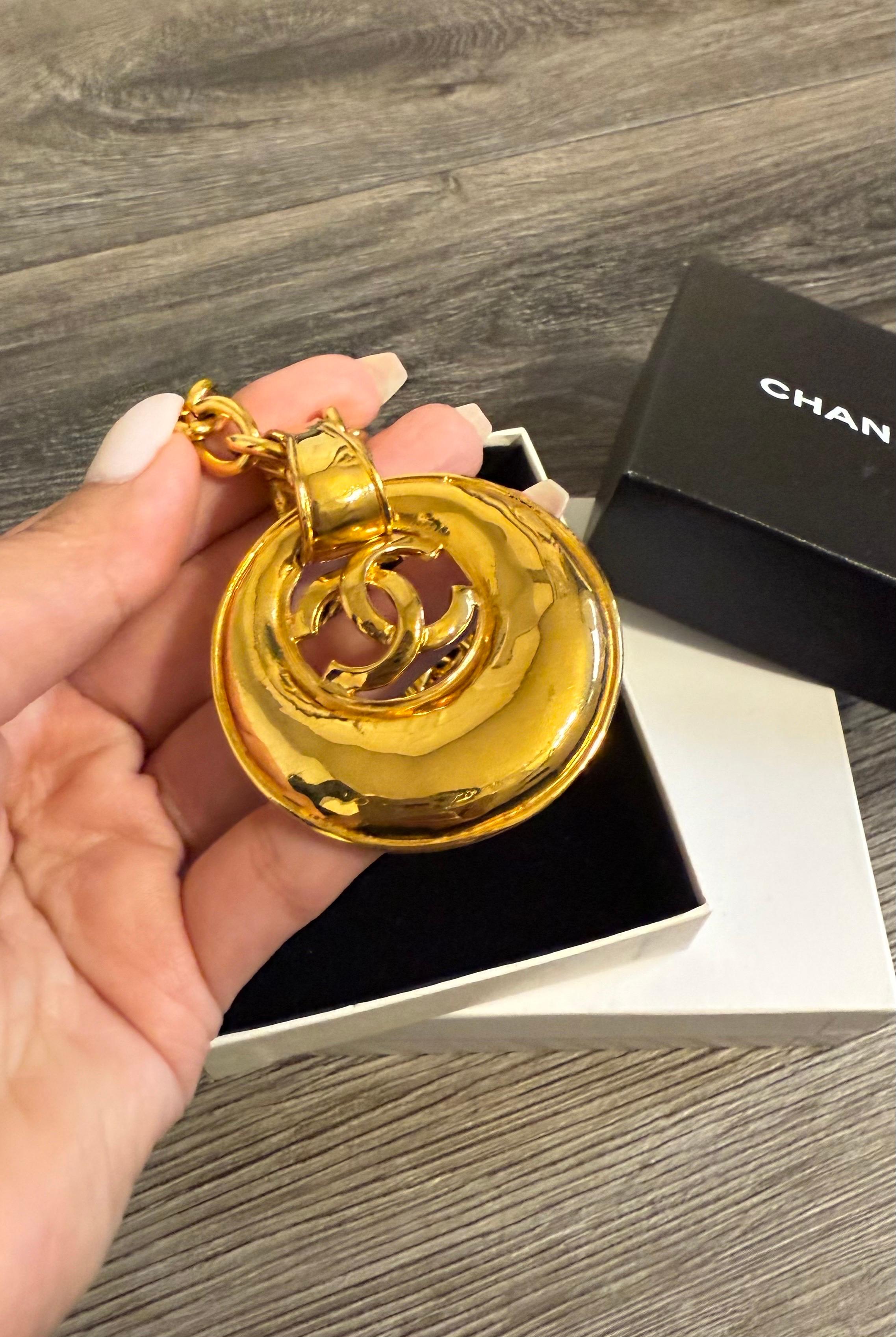 Women's or Men's CHANEL Vintage Gold CC Crescent Pendant Chain Necklace For Sale