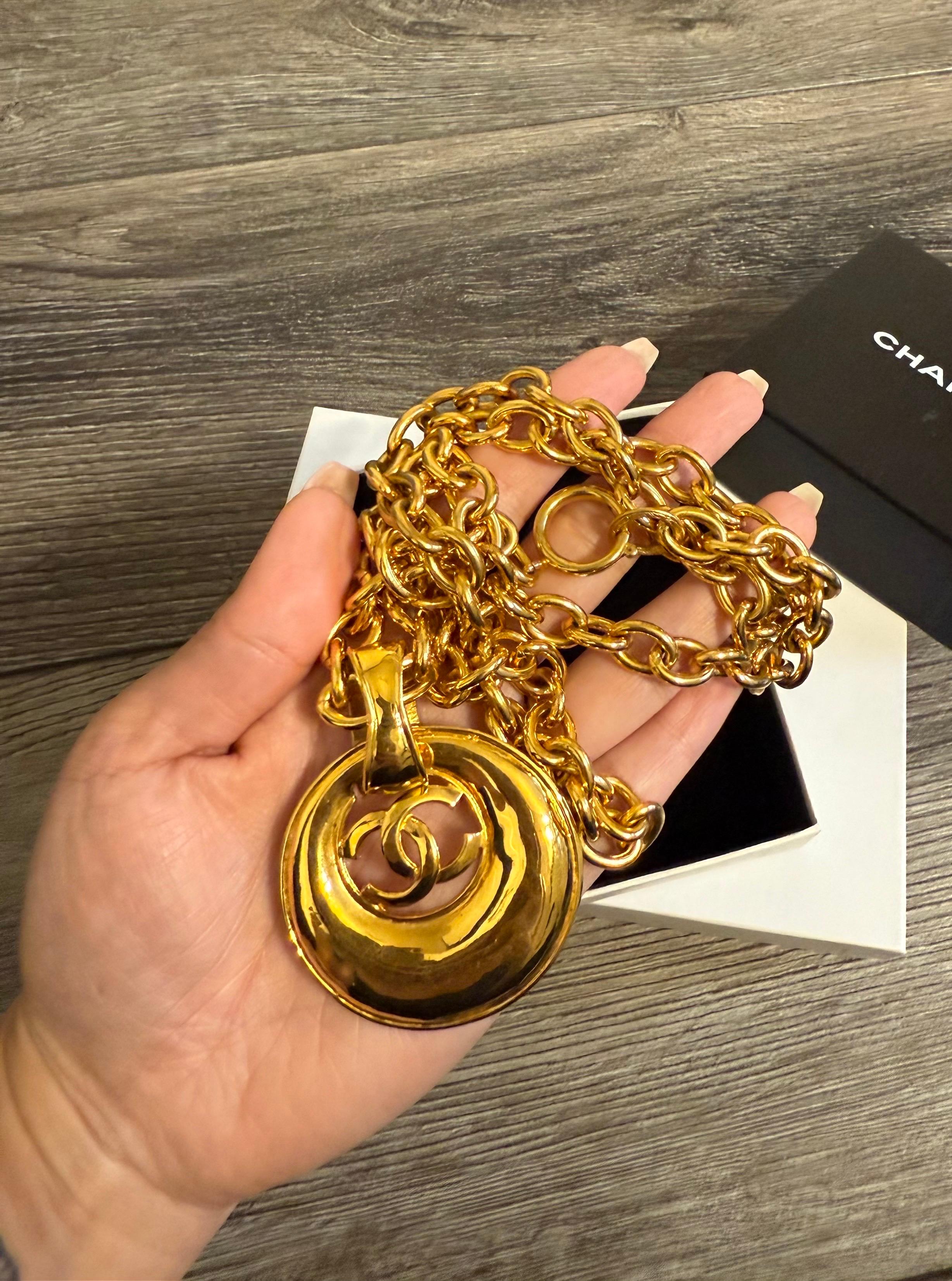 CHANEL Vintage Gold CC Crescent Pendant Chain Necklace For Sale 2