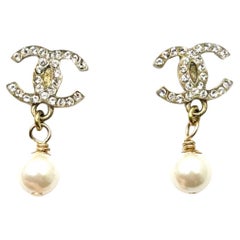 Pendants d'oreilles vintage Chanel en or CC et perles de cristal 
