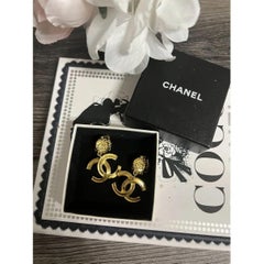 Orecchini a clip Chanel vintage in oro con pendente, circa 1995