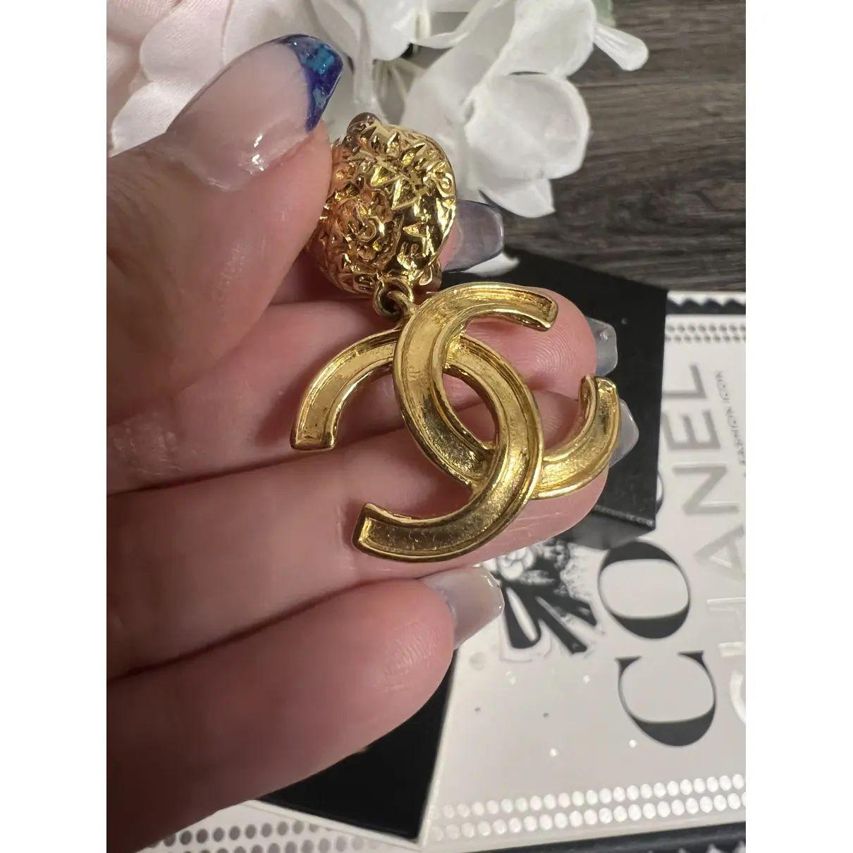 CHANEL Vintage Gold CC Dangle Clip On Ohrringe, circa 1995 im Zustand „Gut“ im Angebot in Bellevue, WA