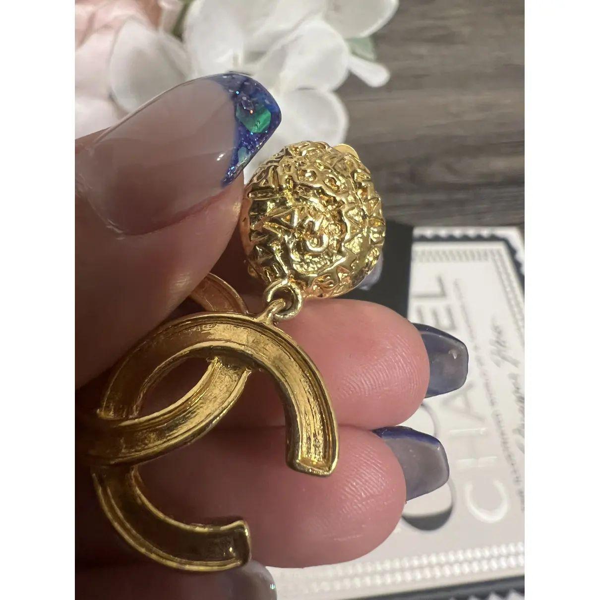 CHANEL Vintage Gold CC Dangle Clip On Ohrringe, circa 1995 für Damen oder Herren im Angebot