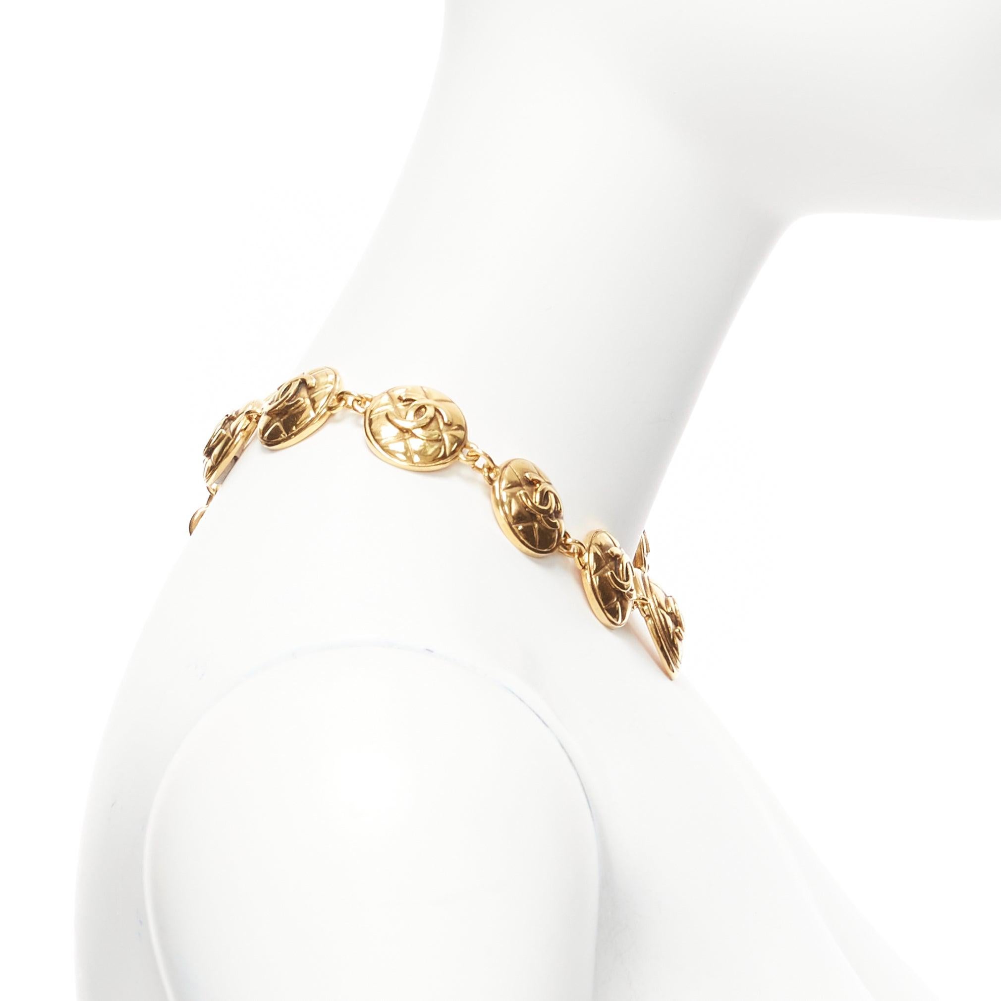 CHANEL Vintage Gold CC Diamant Matelasse Münzanhänger-Halskette mit Anhänger, Vintage Damen im Angebot