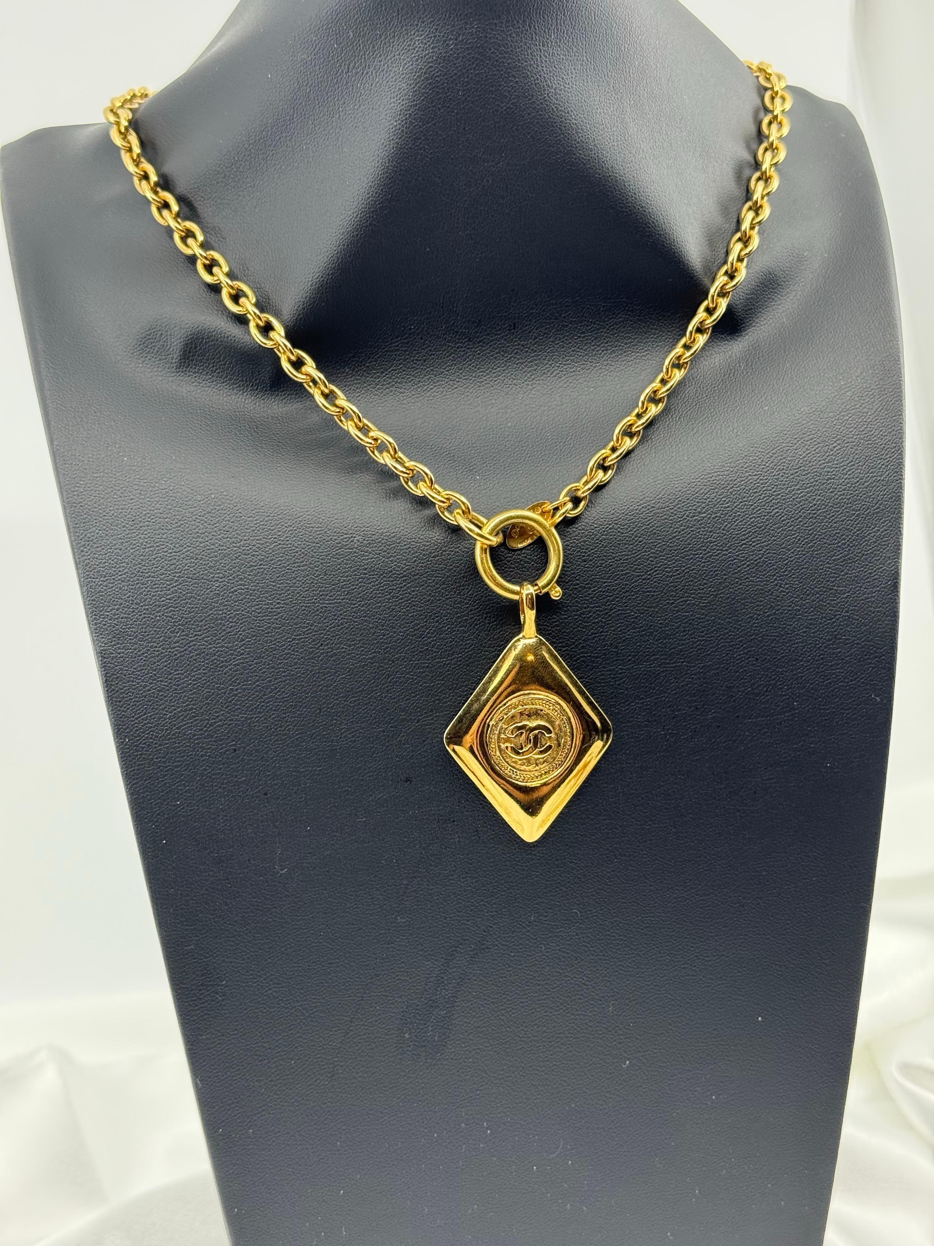 CHANEL Vintage Gold CC Diamond Shape Anhänger Halskette im Angebot 6