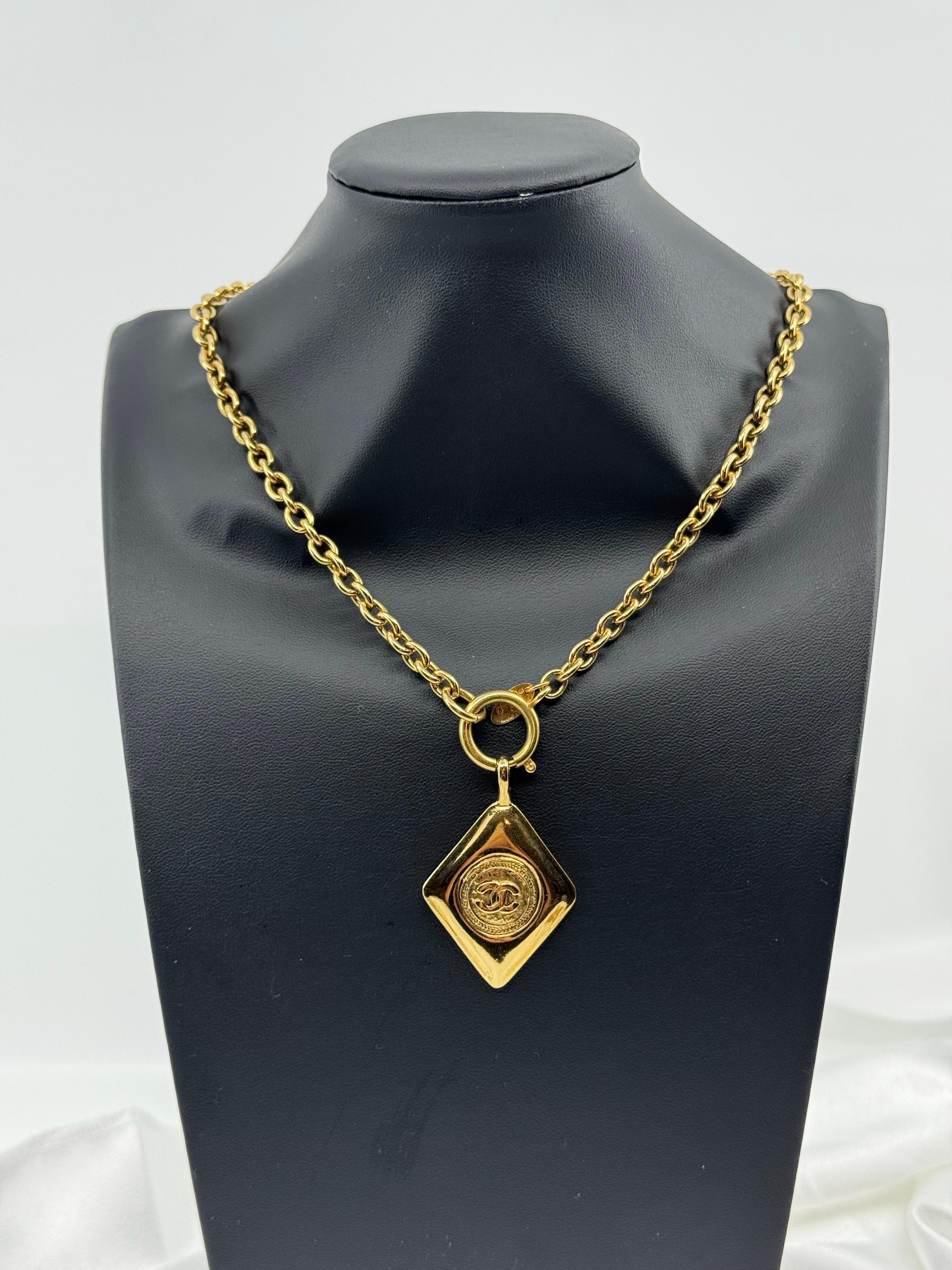 CHANEL Vintage Gold CC Diamond Shape Anhänger Halskette im Zustand „Gut“ im Angebot in Bellevue, WA