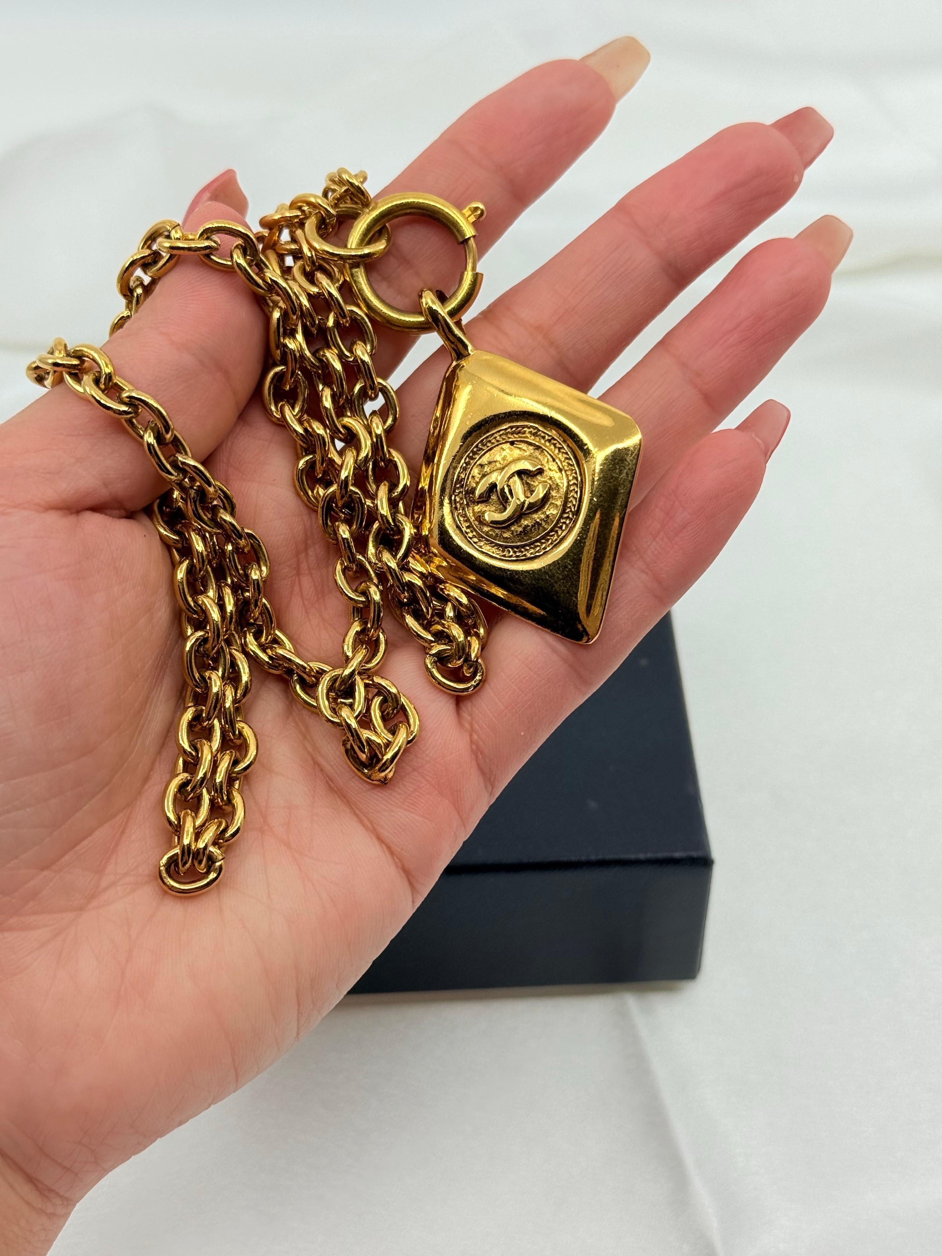 CHANEL Vintage Gold CC Diamond Shape Anhänger Halskette für Damen oder Herren im Angebot