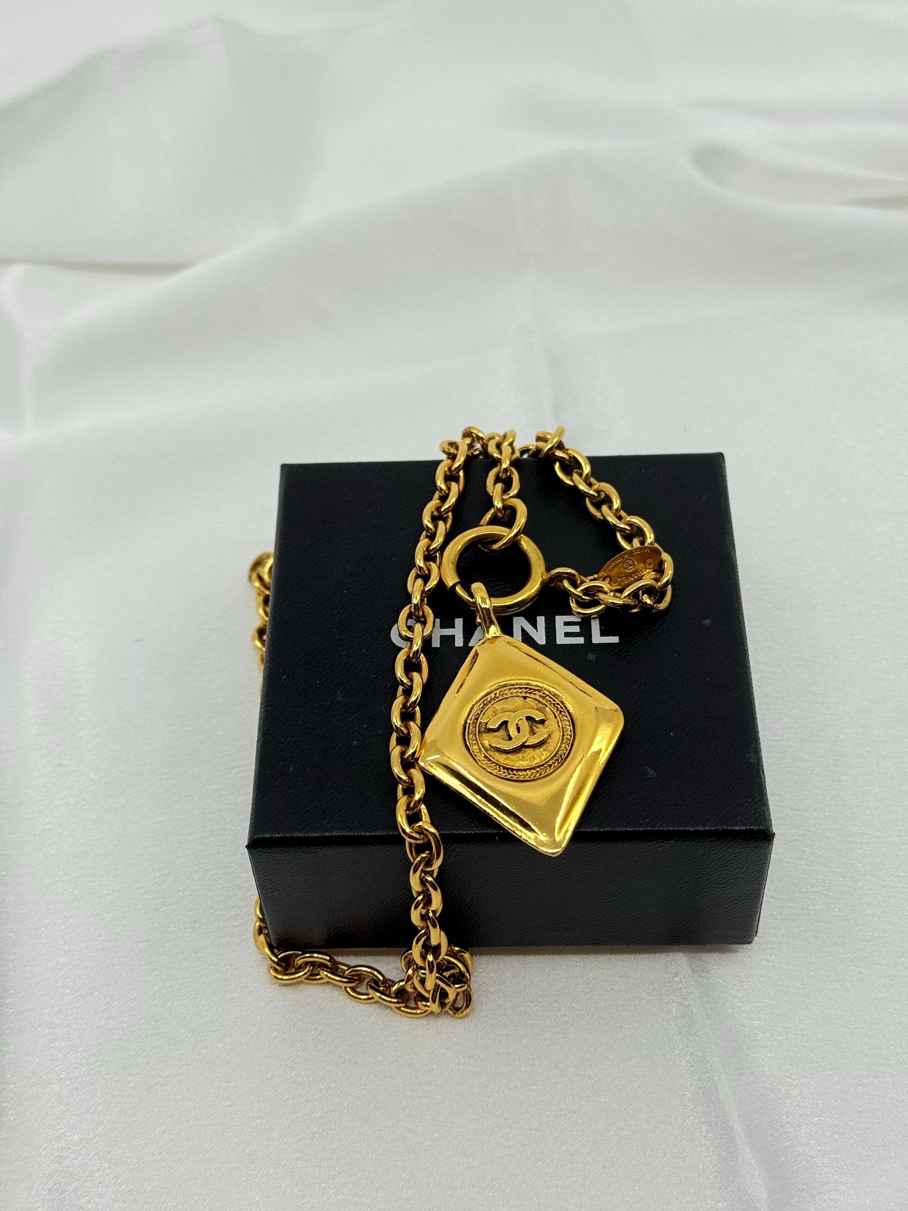 CHANEL Vintage Gold CC Diamond Shape Anhänger Halskette im Angebot 2