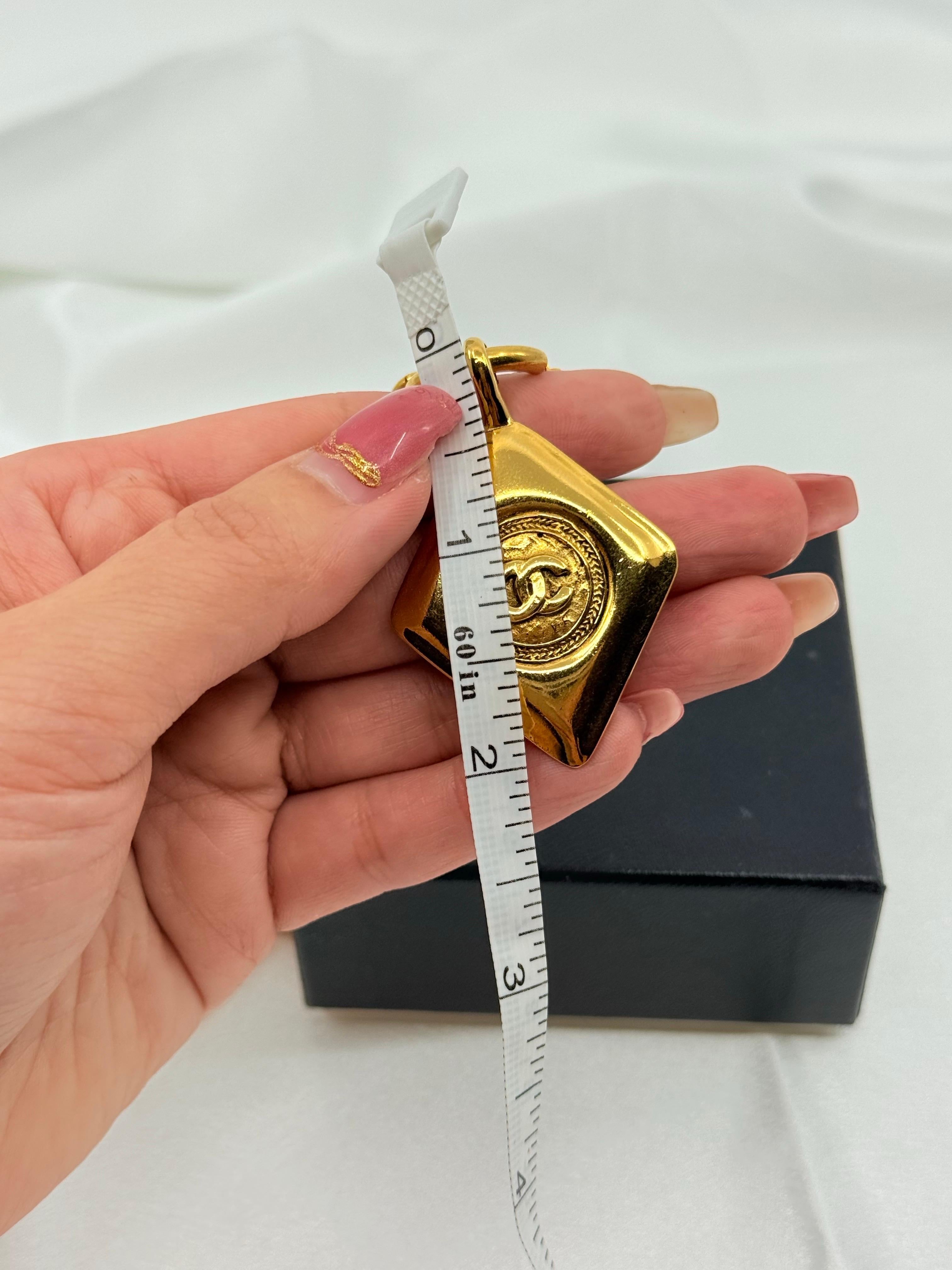 CHANEL Vintage Gold CC Diamond Shape Anhänger Halskette im Angebot 3