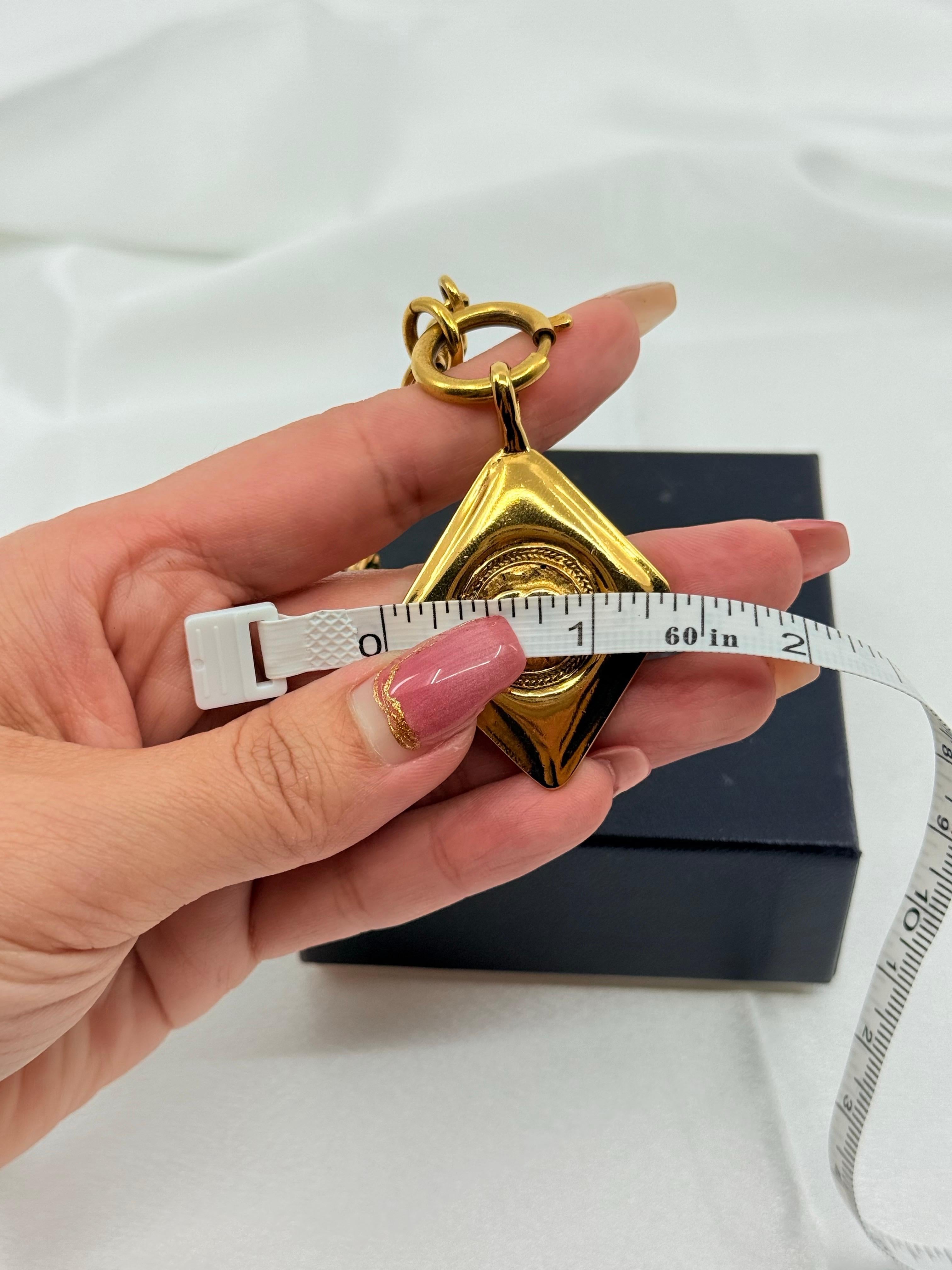 CHANEL Vintage Gold CC Diamond Shape Anhänger Halskette im Angebot 4