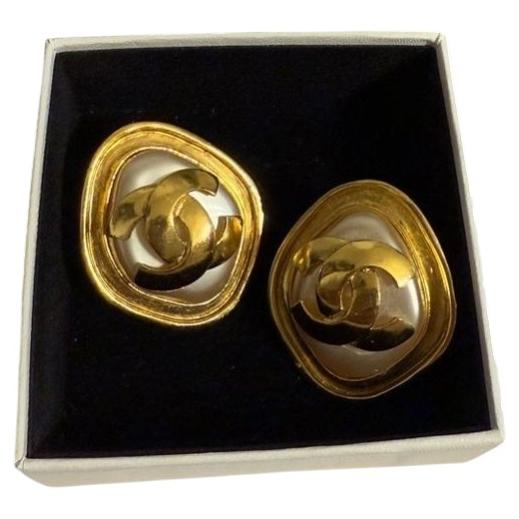CHANEL Pendientes de clip con perla de imitación CC de oro vintage en venta