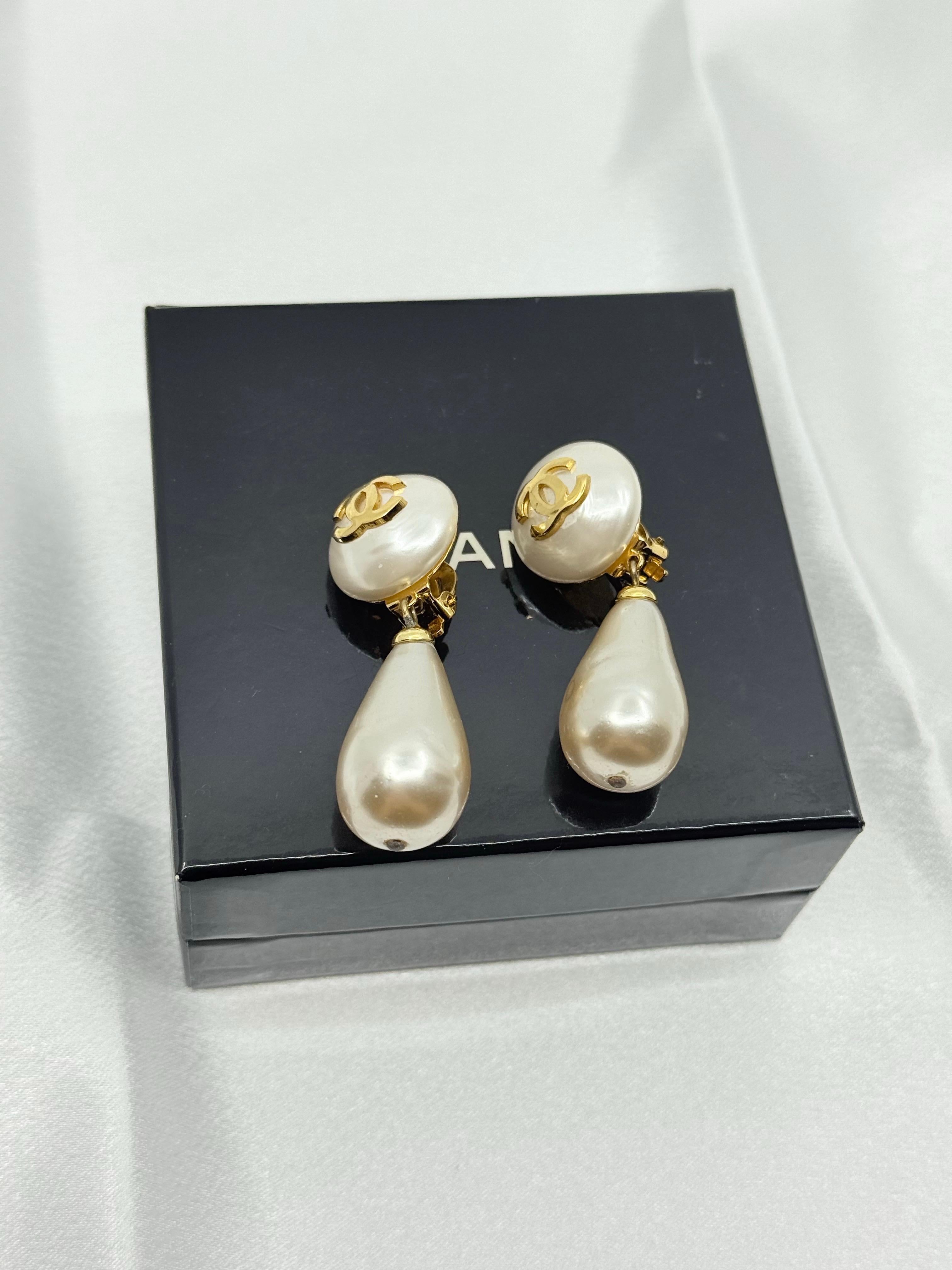 Chanel Vintage Gold CC Faux Pearl Dangle Clip On Earrings For Sale 8