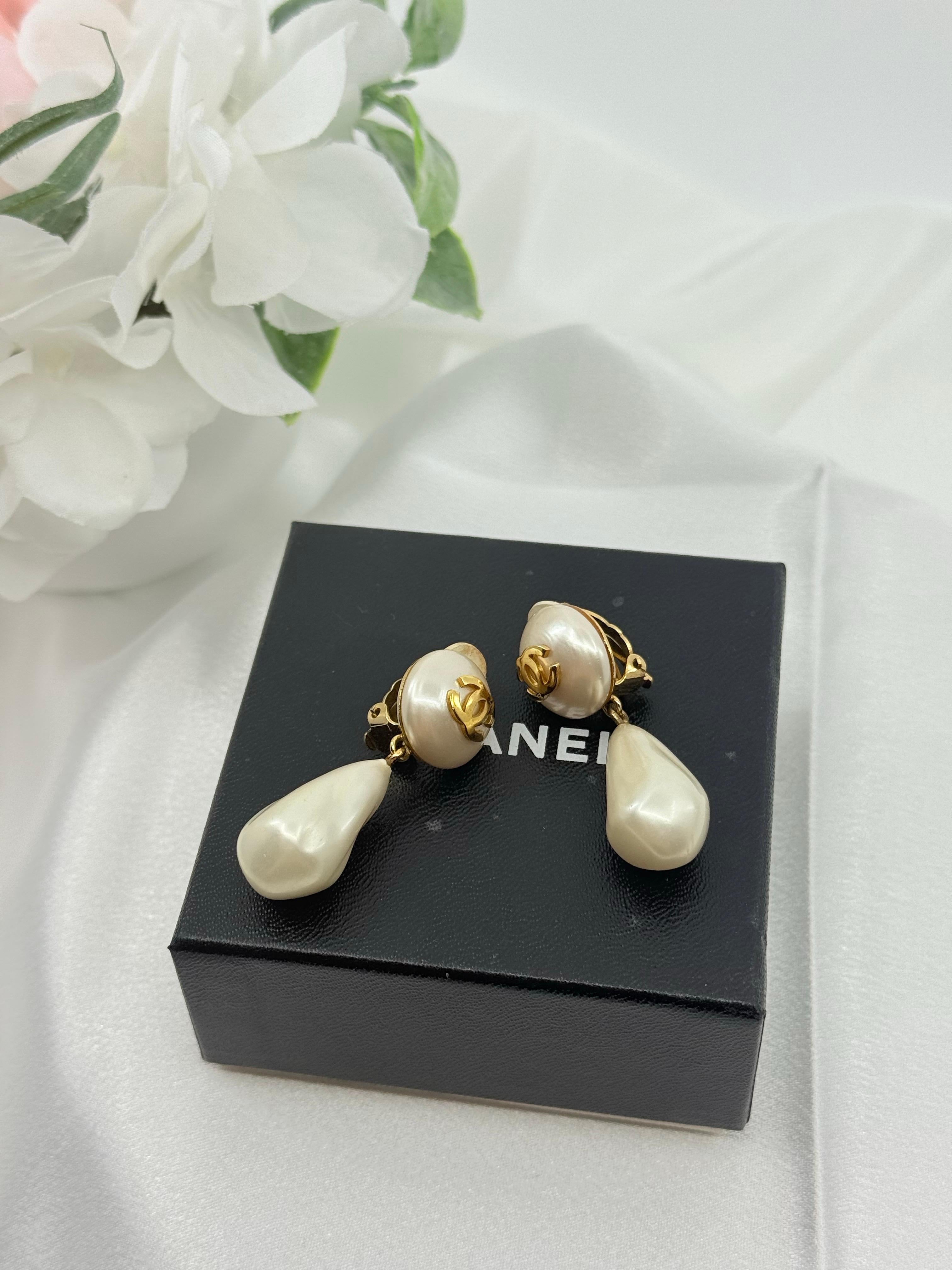 DETAILS:
Hallmark: CHANEL
Made in France
Gold Plated
The earrings are in good condition showing minimal wear
Comes with box

IMPORTANT INFORMATION:
Please be advised that there may be slight variations in the size and shape of the faux pearl drops,