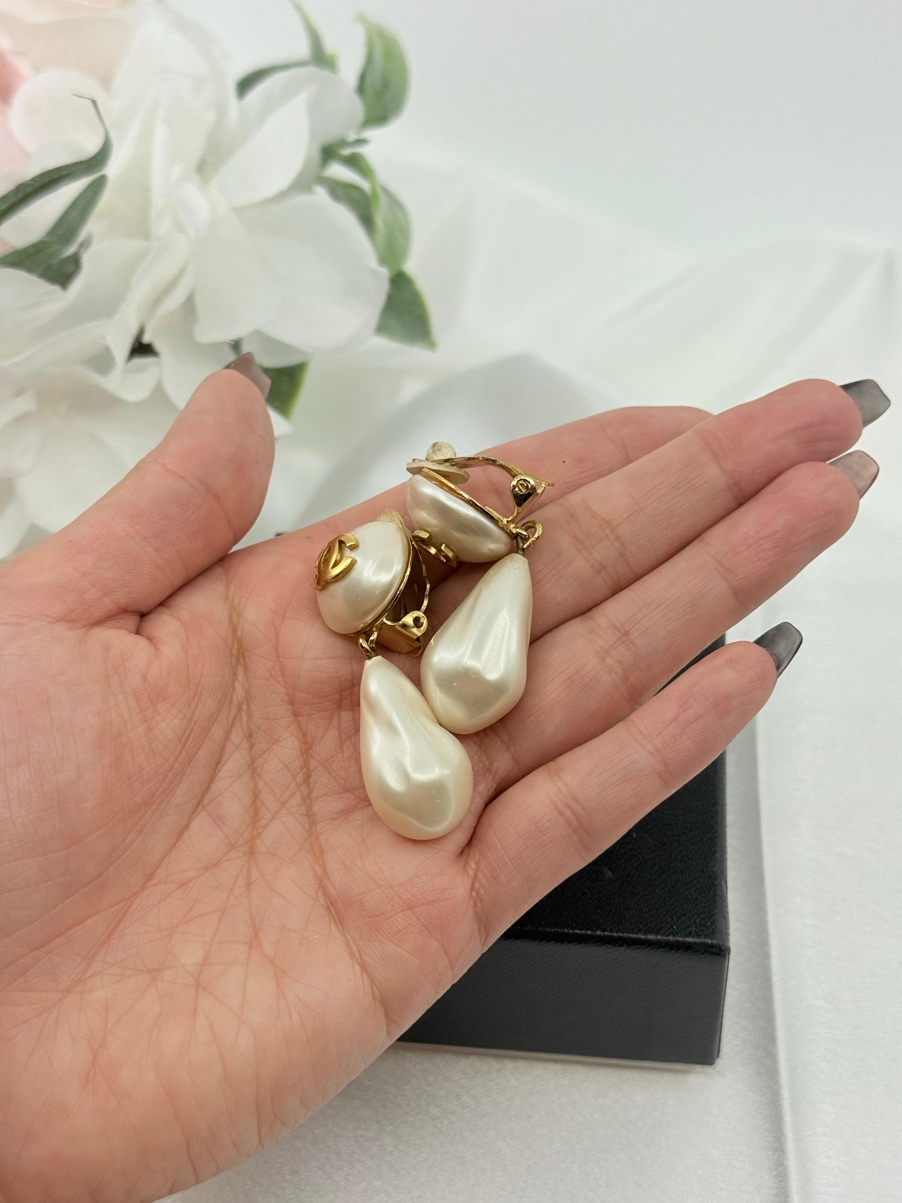 Chanel Vintage Gold CC Faux Pearl Dangle Clip On Earrings In Good Condition For Sale In Bellevue, WA