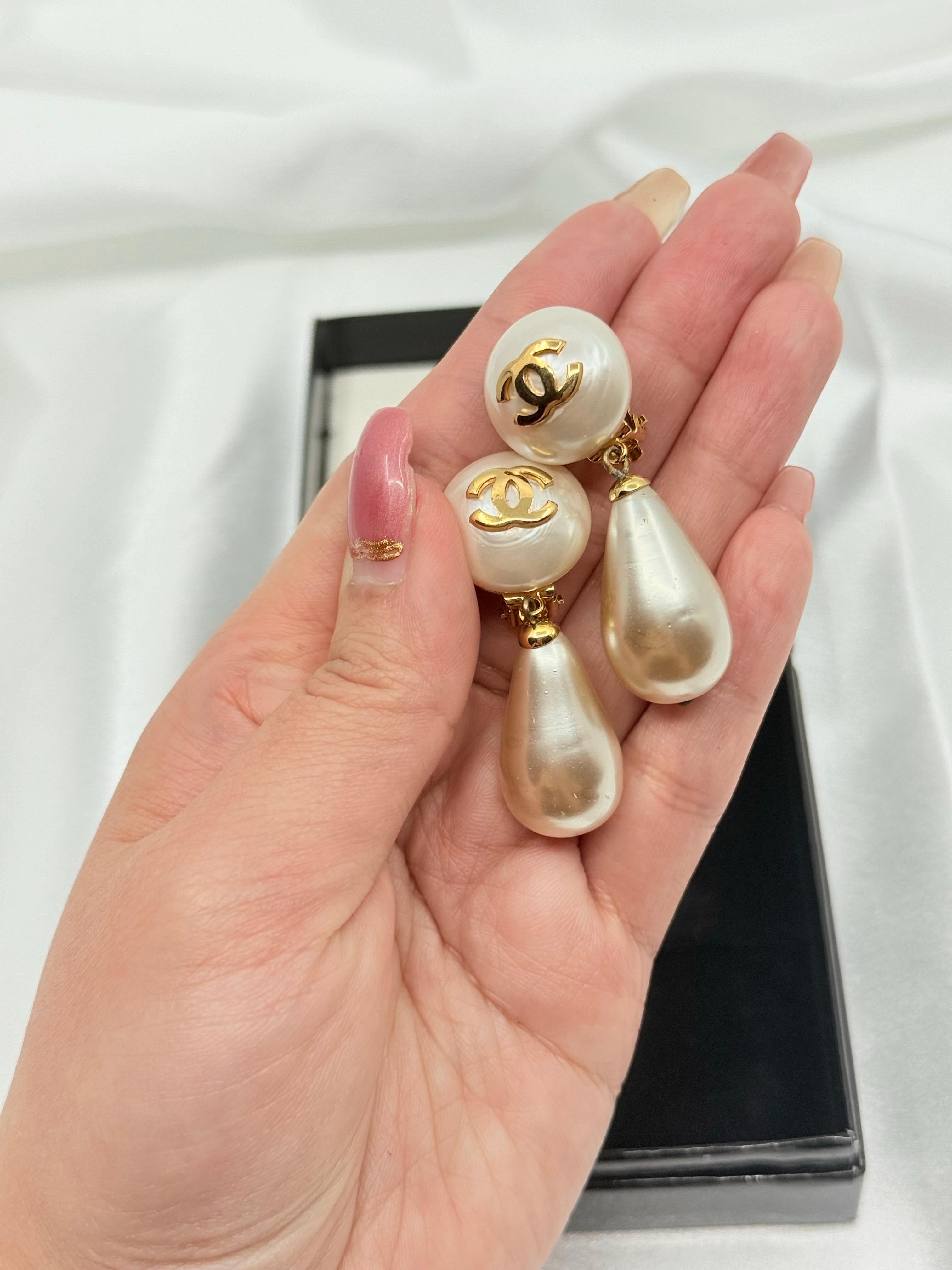 Chanel Vintage Gold CC Faux Pearl Dangle Clip On Earrings In Good Condition For Sale In Bellevue, WA
