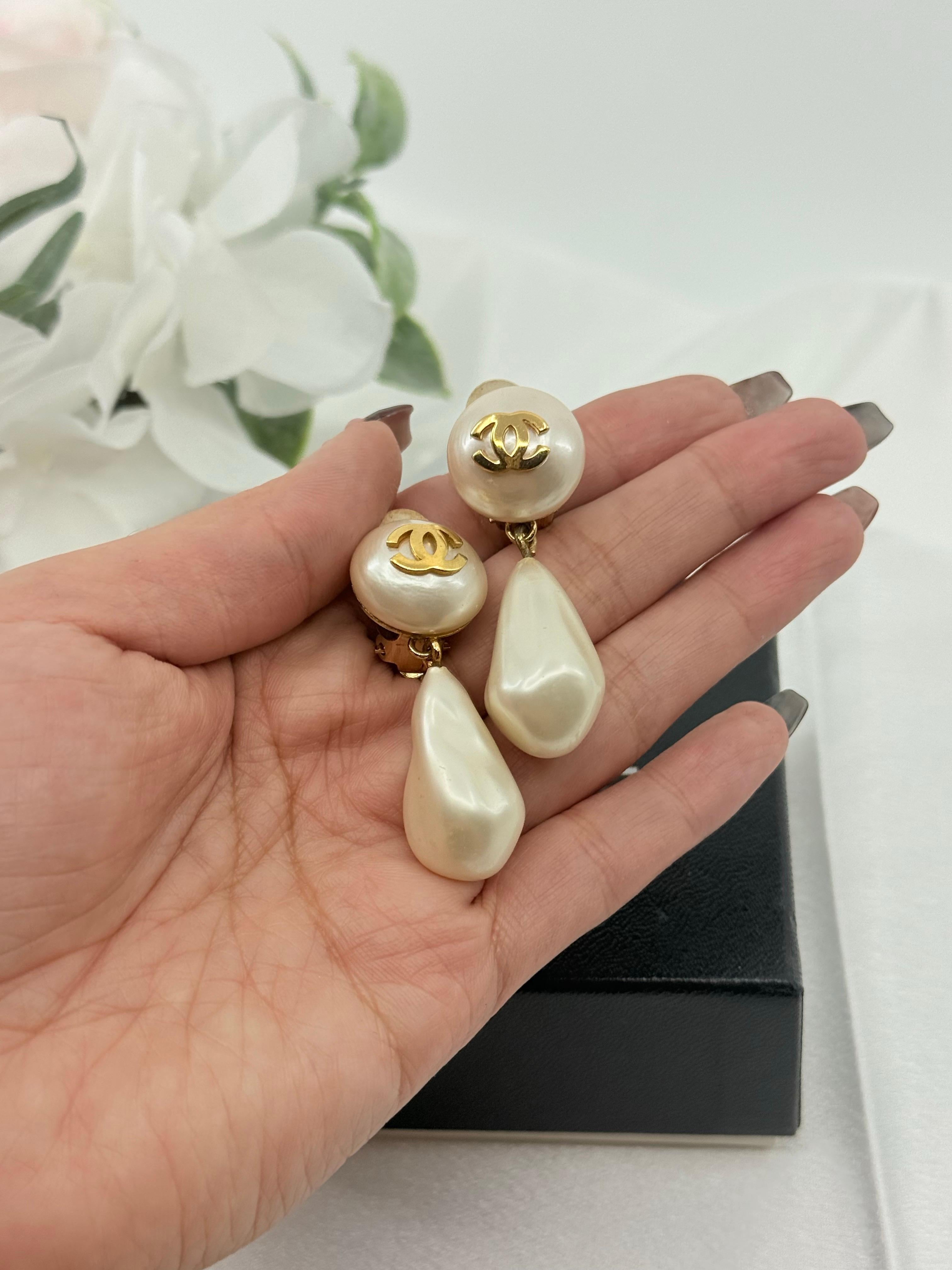 Women's or Men's Chanel Vintage Gold CC Faux Pearl Dangle Clip On Earrings For Sale