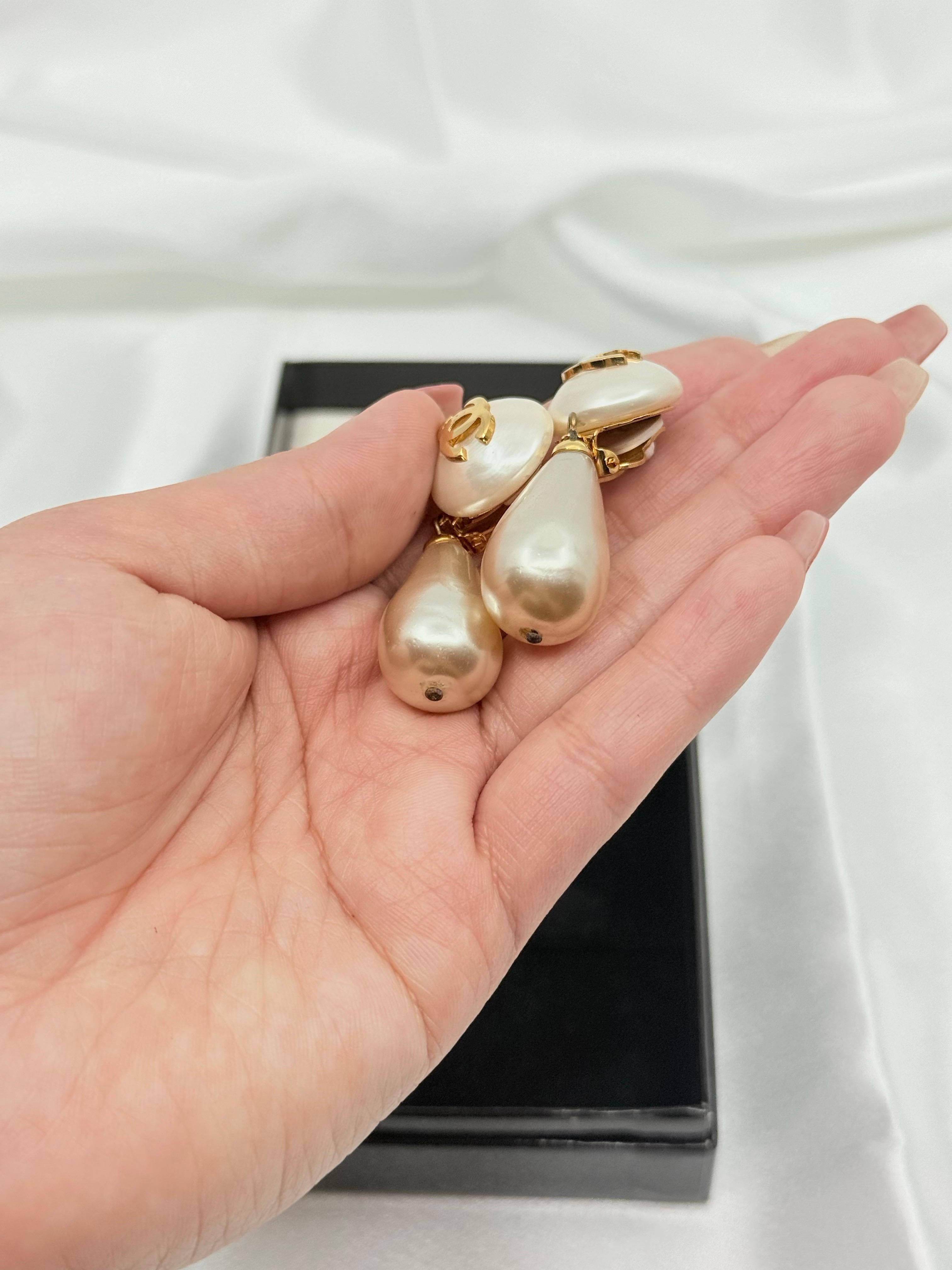 Women's or Men's Chanel Vintage Gold CC Faux Pearl Dangle Clip On Earrings For Sale