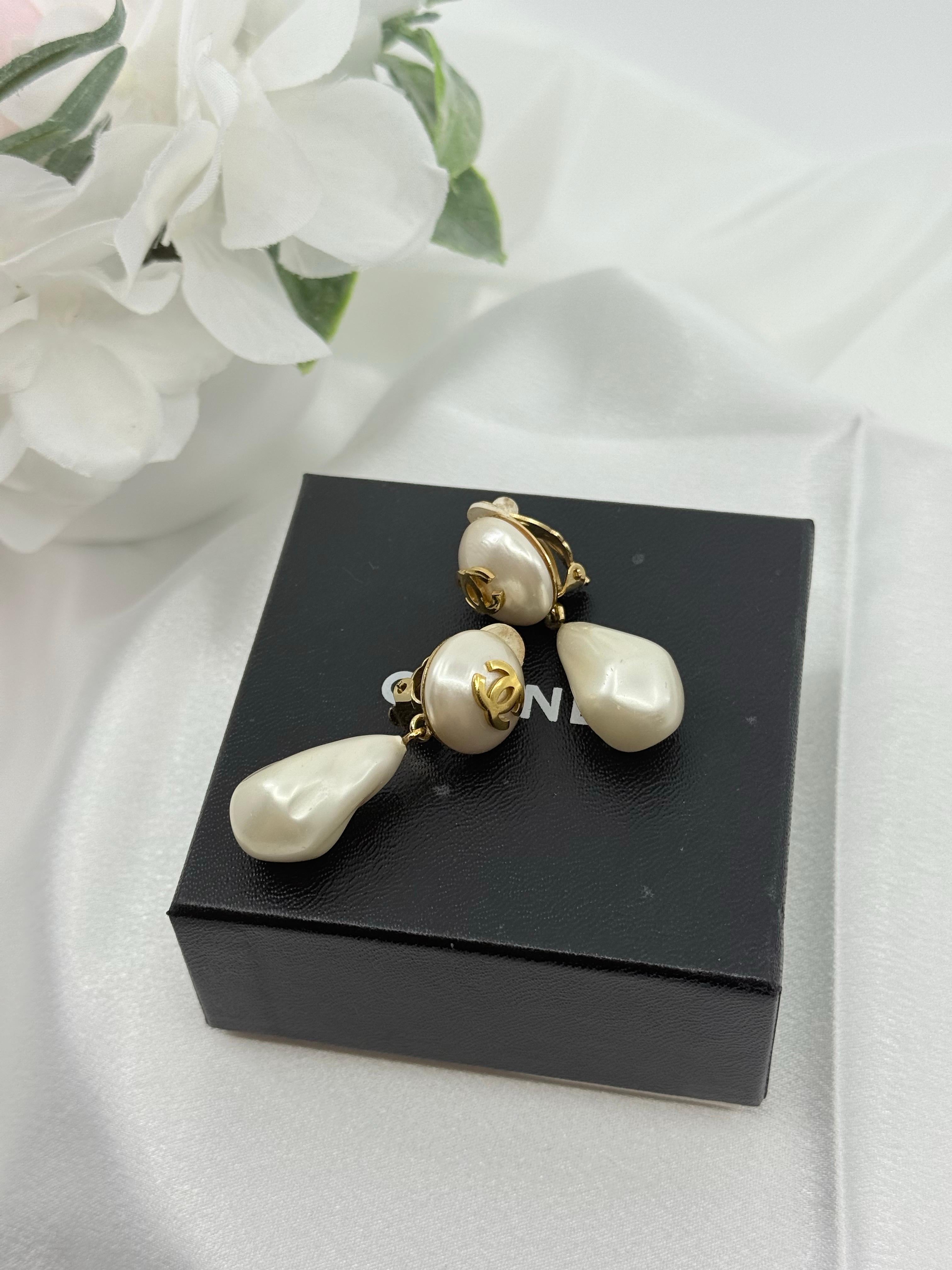 Chanel Vintage Gold CC Faux Pearl Dangle Clip On Earrings For Sale 5