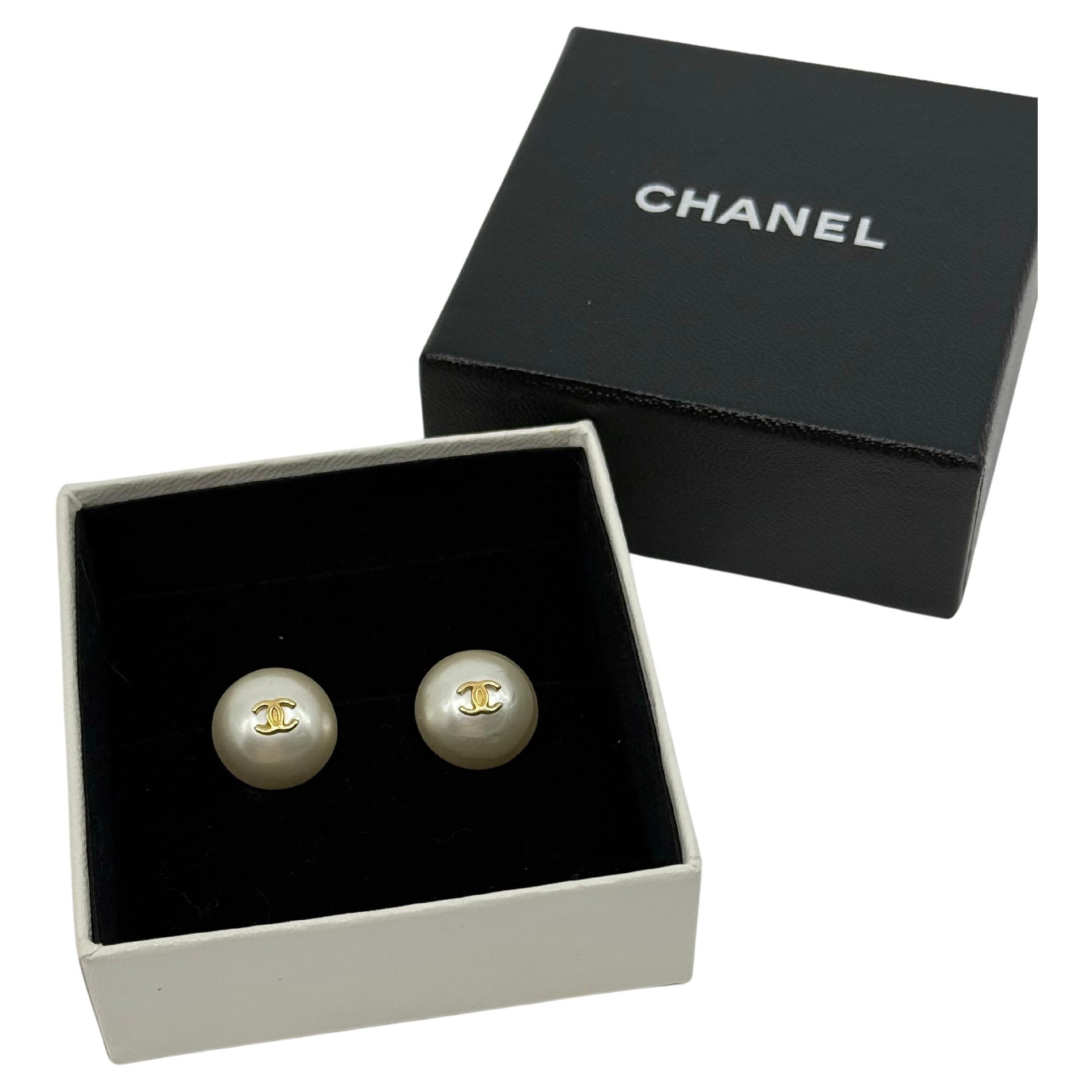 Orecchini a clip piccoli con perle finte in oro CC di CHANEL Vintage