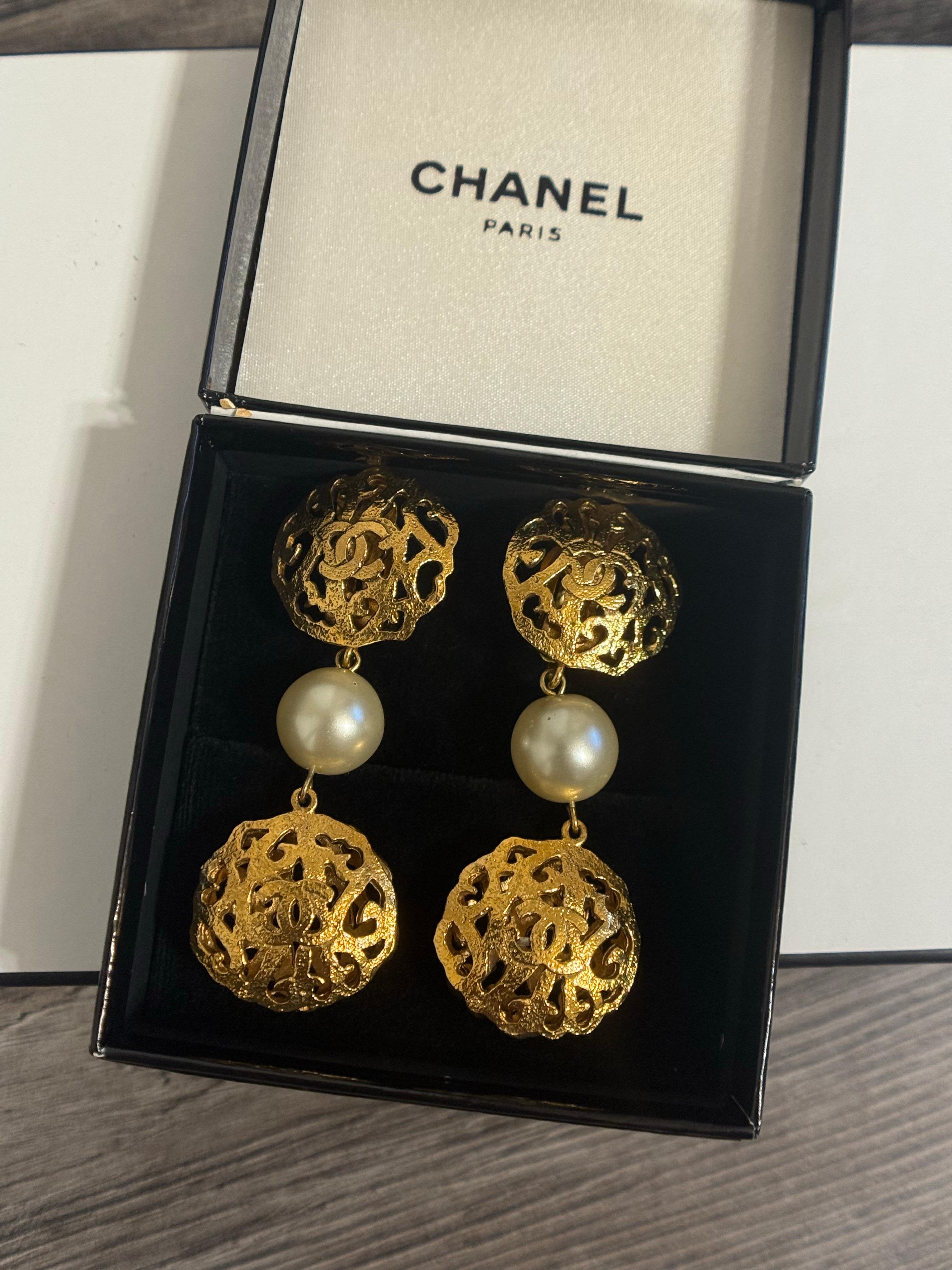 DETAILS:
Hallmark: CHANEL
Made in France
Collection 25
Gold Plated
The earrings are in good condition showing minimal wear
Comes with box

IMPORTANT INFORMATION:
This item is a pre-owned vintage piece and may show signs of wear consistent with its