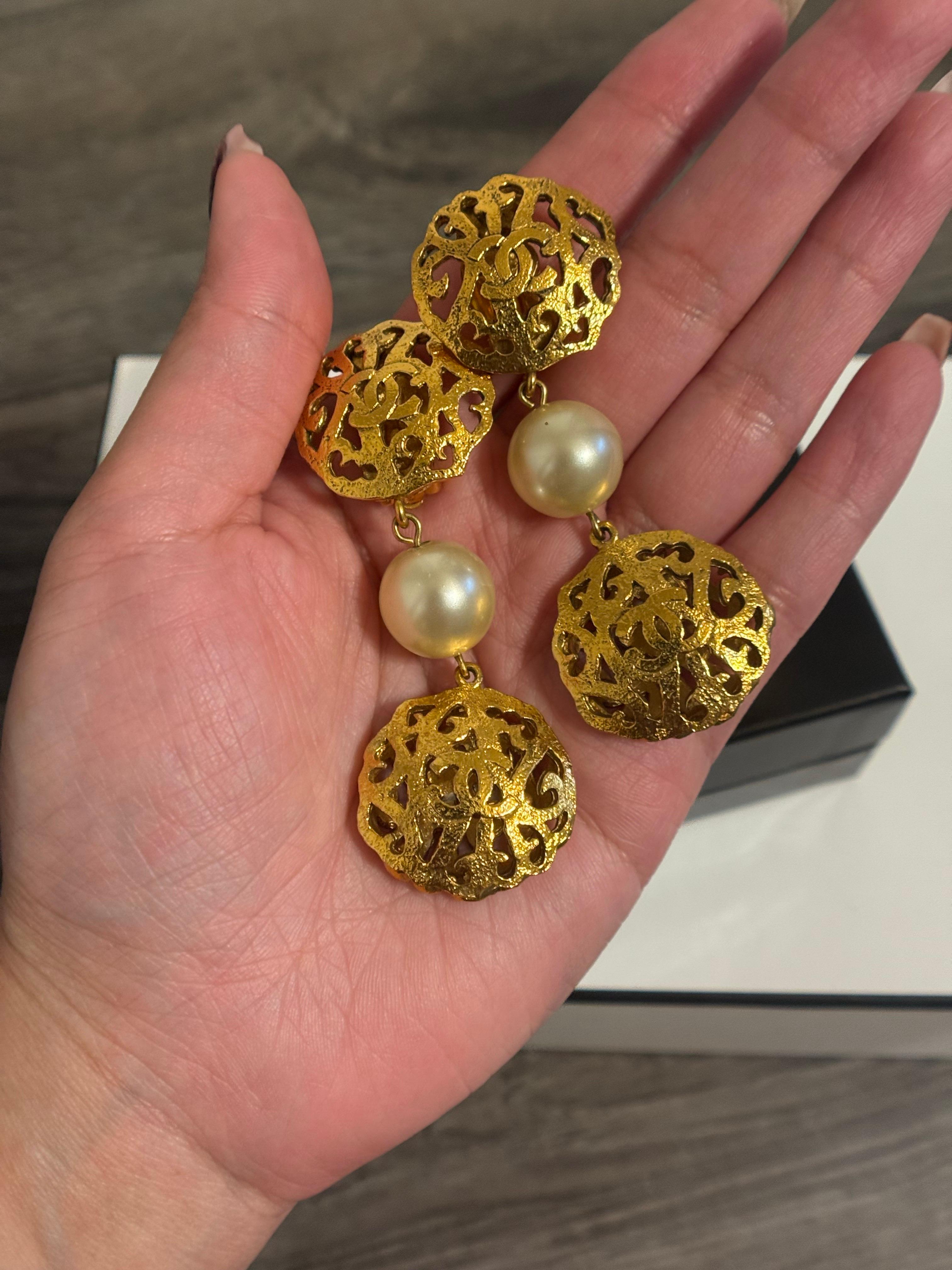 CHANEL Vintage Gold CC Filigree and Pearl Dangle Clip On Earrings In Good Condition For Sale In Bellevue, WA
