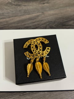 CHANEL Vintage Gold CC Filigree Brooch