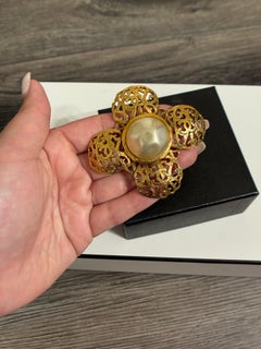 CHANEL Vintage Gold CC Filigranes Kunstperlenkreuz  Brosche