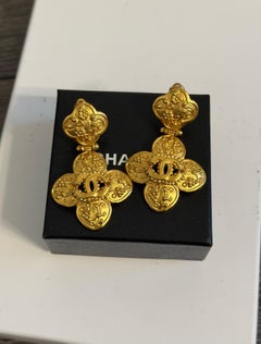 Orecchini a clip Chanel vintage in oro con motivo floreale CC, 1996