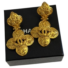 Orecchini a clip Chanel vintage in oro con motivo floreale CC, 1996