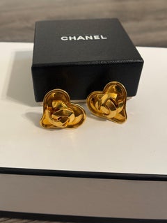 Chanel - Boucles d'oreilles à clip en forme de coeur en or CC - Vintage
