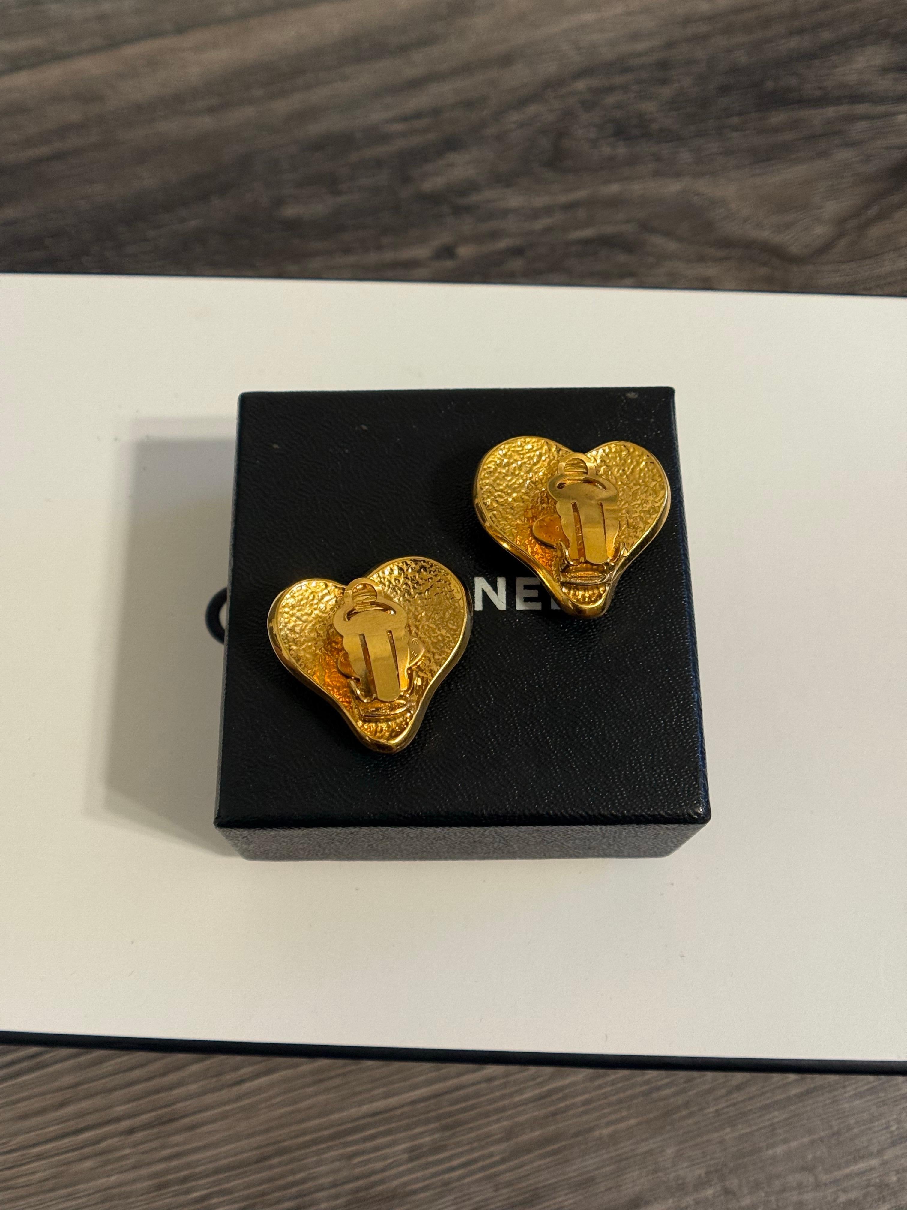 Chanel Vintage Gold CC Heart Clip On Statement Earrings In Good Condition For Sale In Bellevue, WA