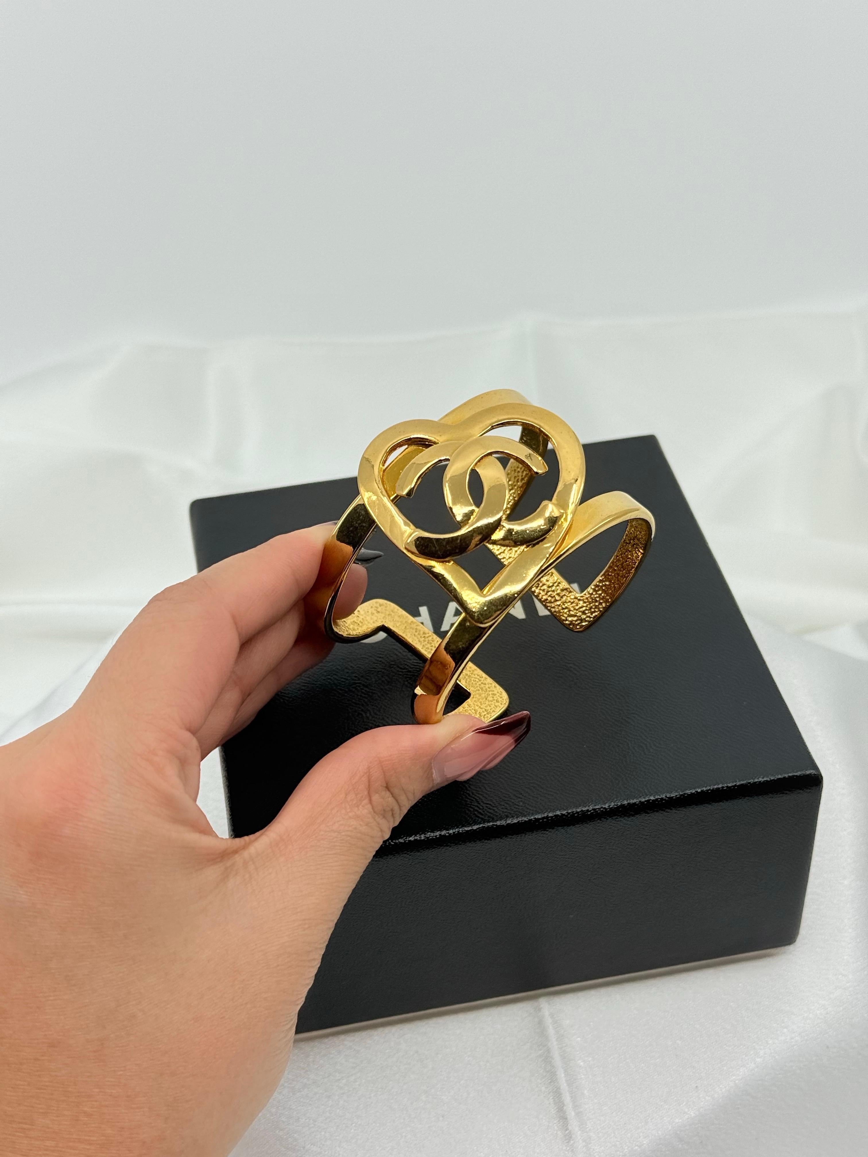 CHANEL Vintage Gold CC Herz Manschette Statement-Armband im Angebot 6