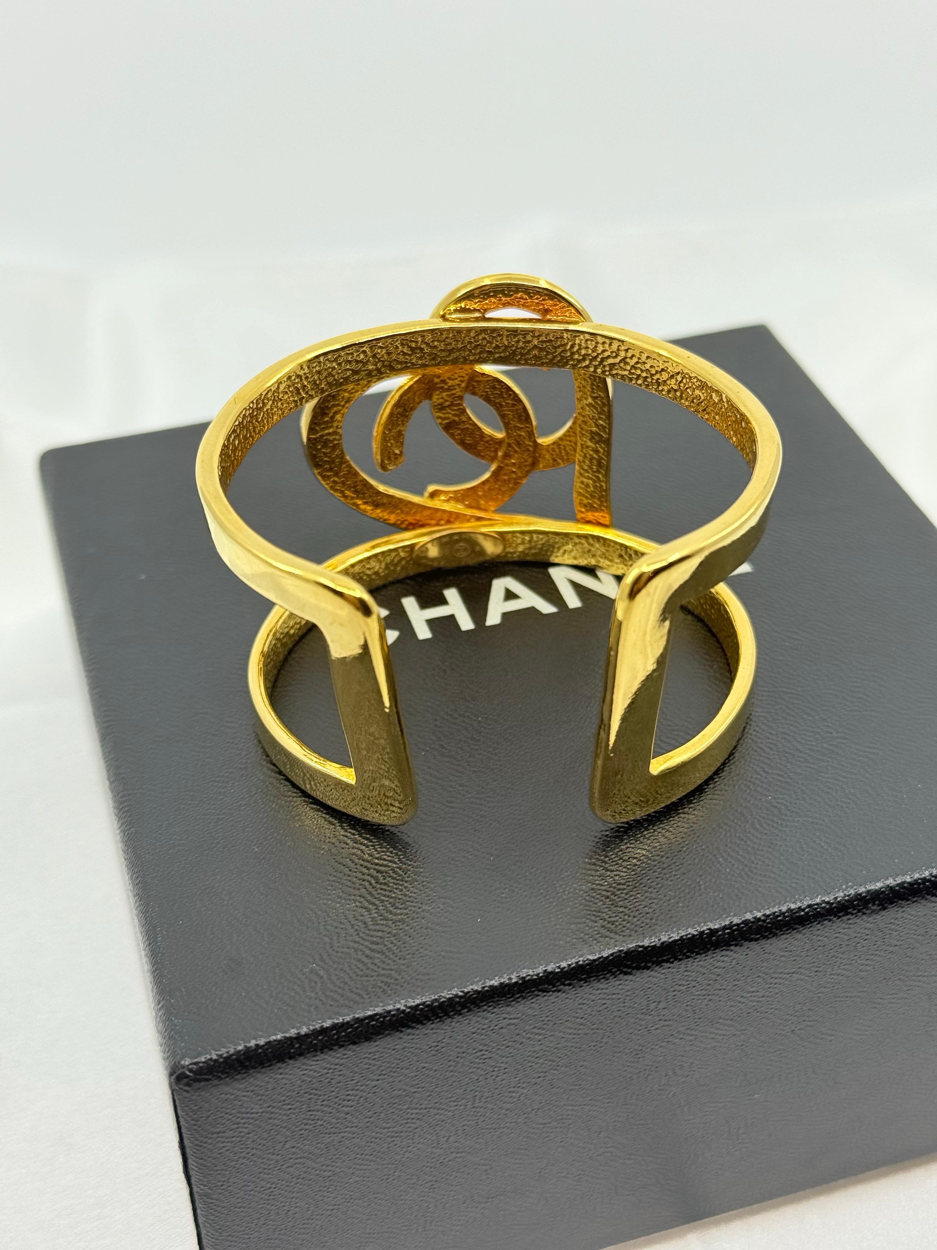 CHANEL Vintage Gold CC Herz Manschette Statement-Armband im Angebot 7