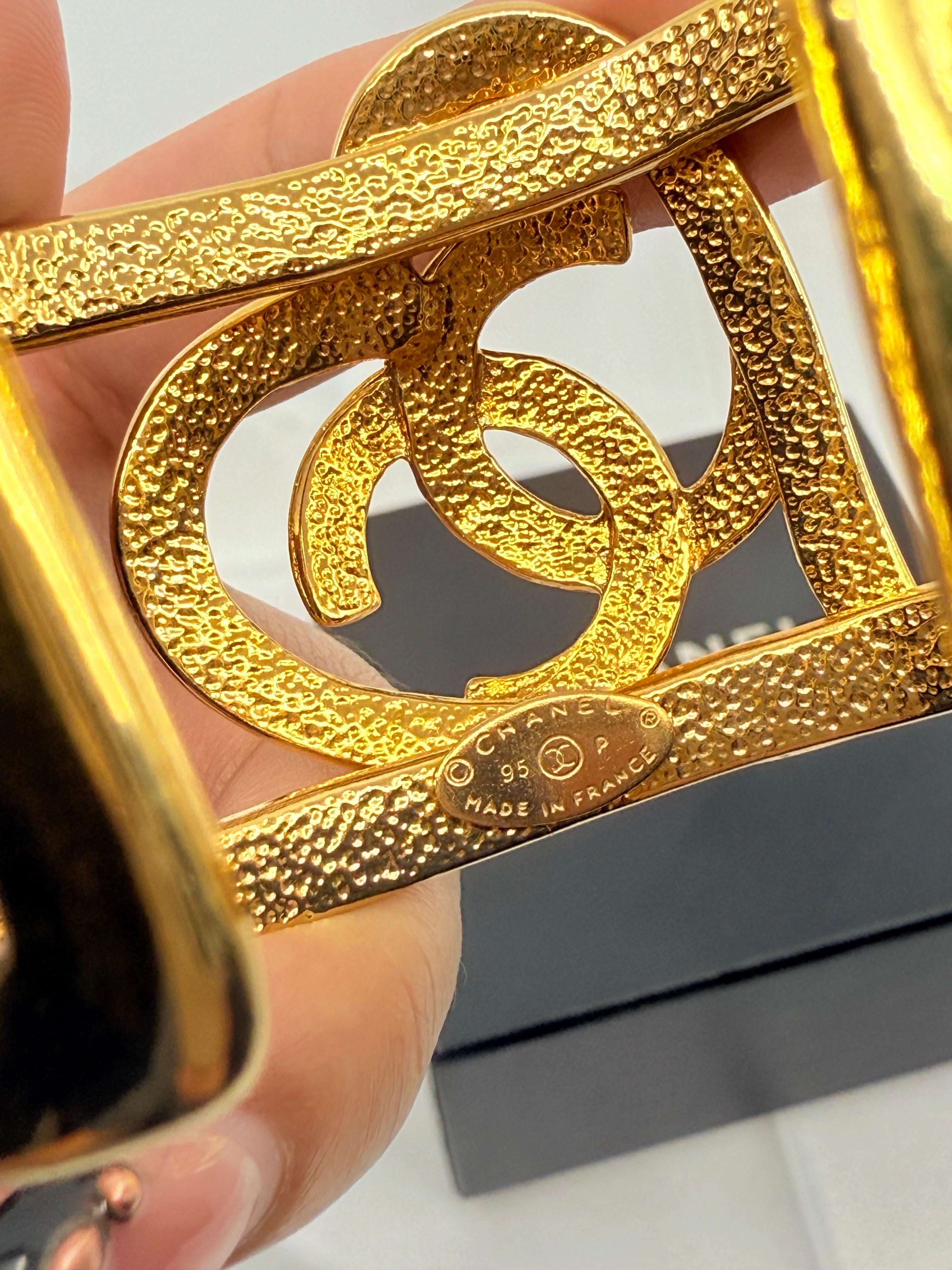 CHANEL Vintage Gold CC Herz Manschette Statement-Armband im Angebot 8