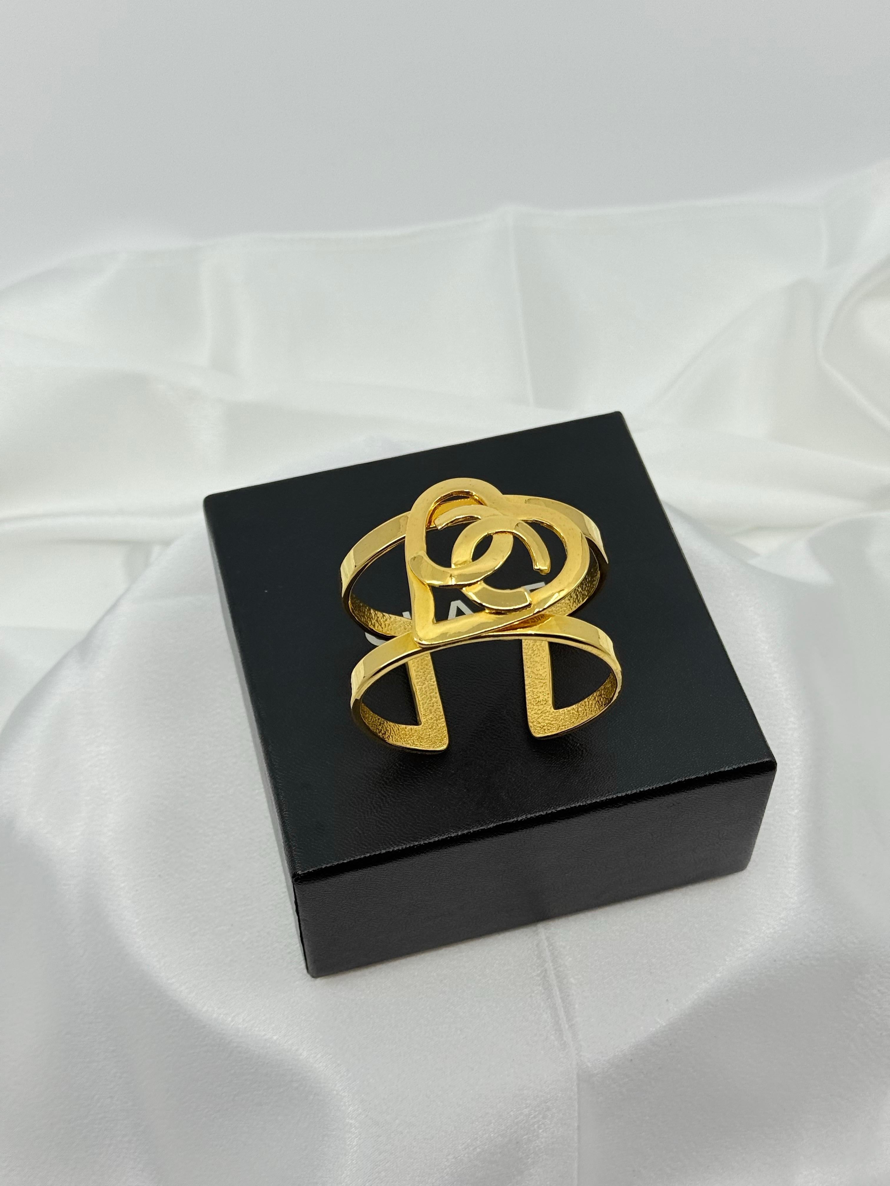 CHANEL Vintage Gold CC Herz Manschette Statement-Armband im Angebot 9