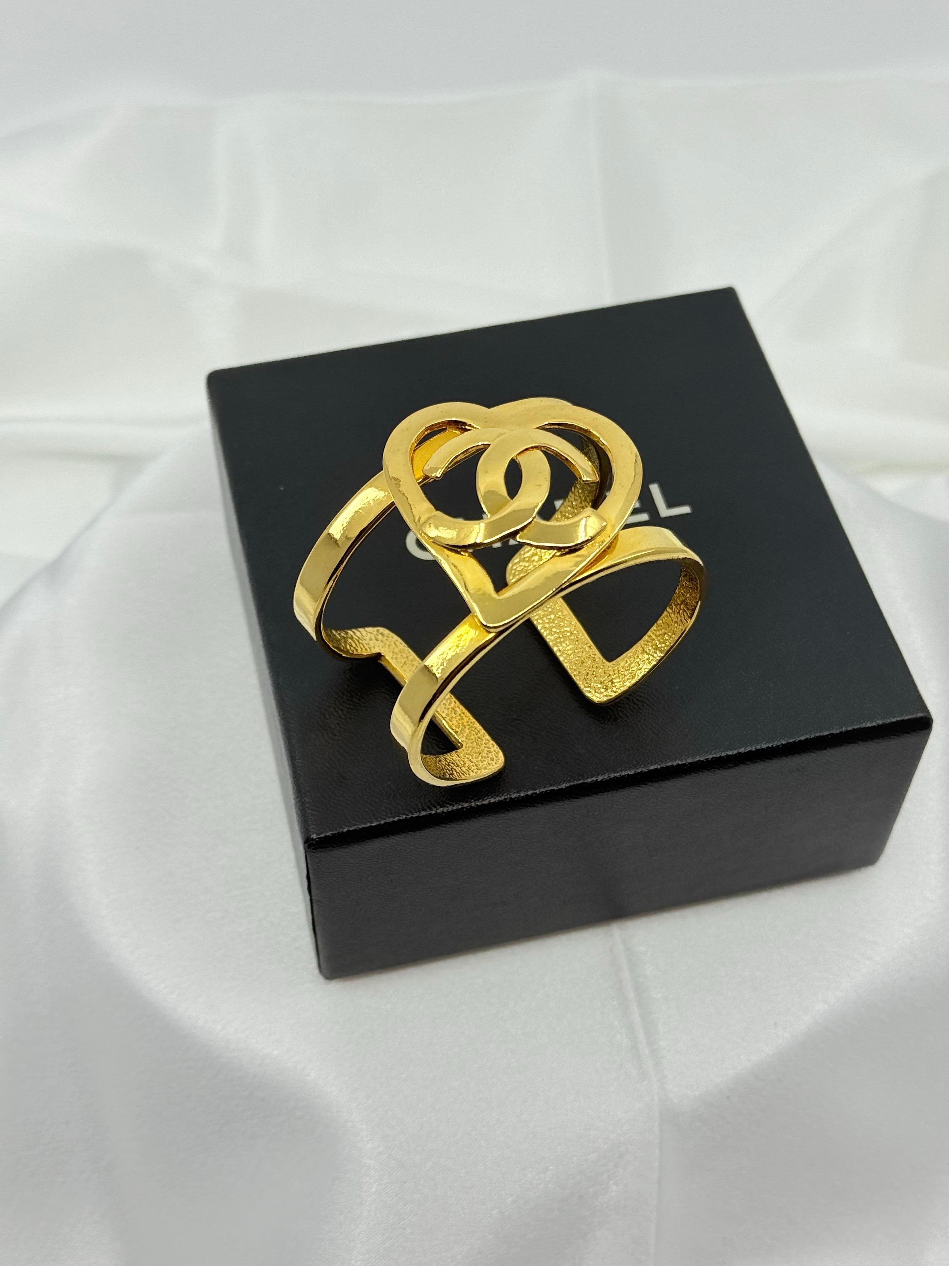 DETAILS:
Markenzeichen: CHANEL
Hergestellt in Frankreich
1995 Collection'S
Vergoldet
Das Armband ist in gutem Zustand zeigt minimale Abnutzung
Kommt mit Box

WICHTIGE INFORMATIONEN:
Dieser Artikel ist ein gebrauchtes Vintage-Stück und kann