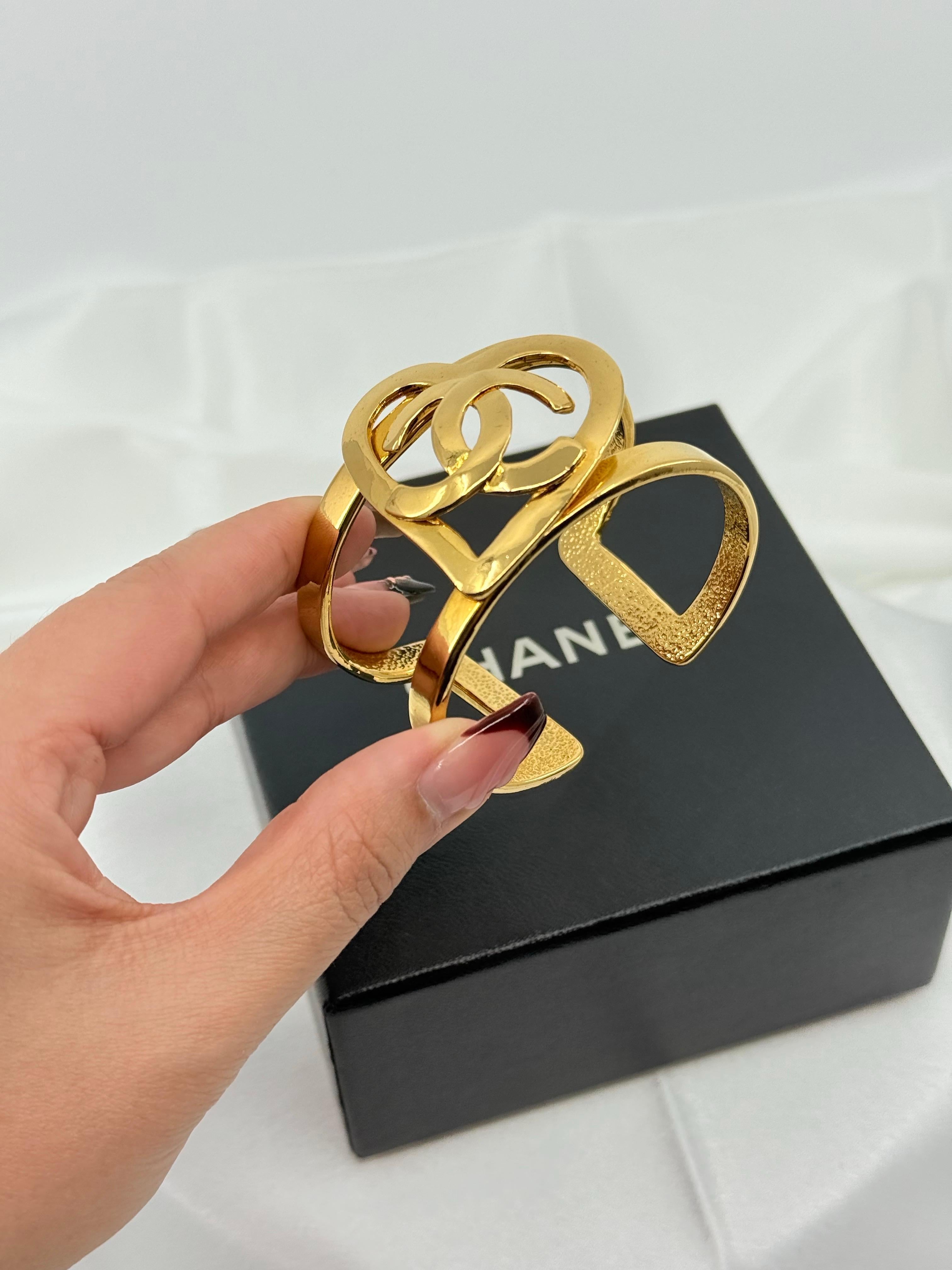 CHANEL Vintage Gold CC Herz Manschette Statement-Armband im Zustand „Gut“ im Angebot in Bellevue, WA