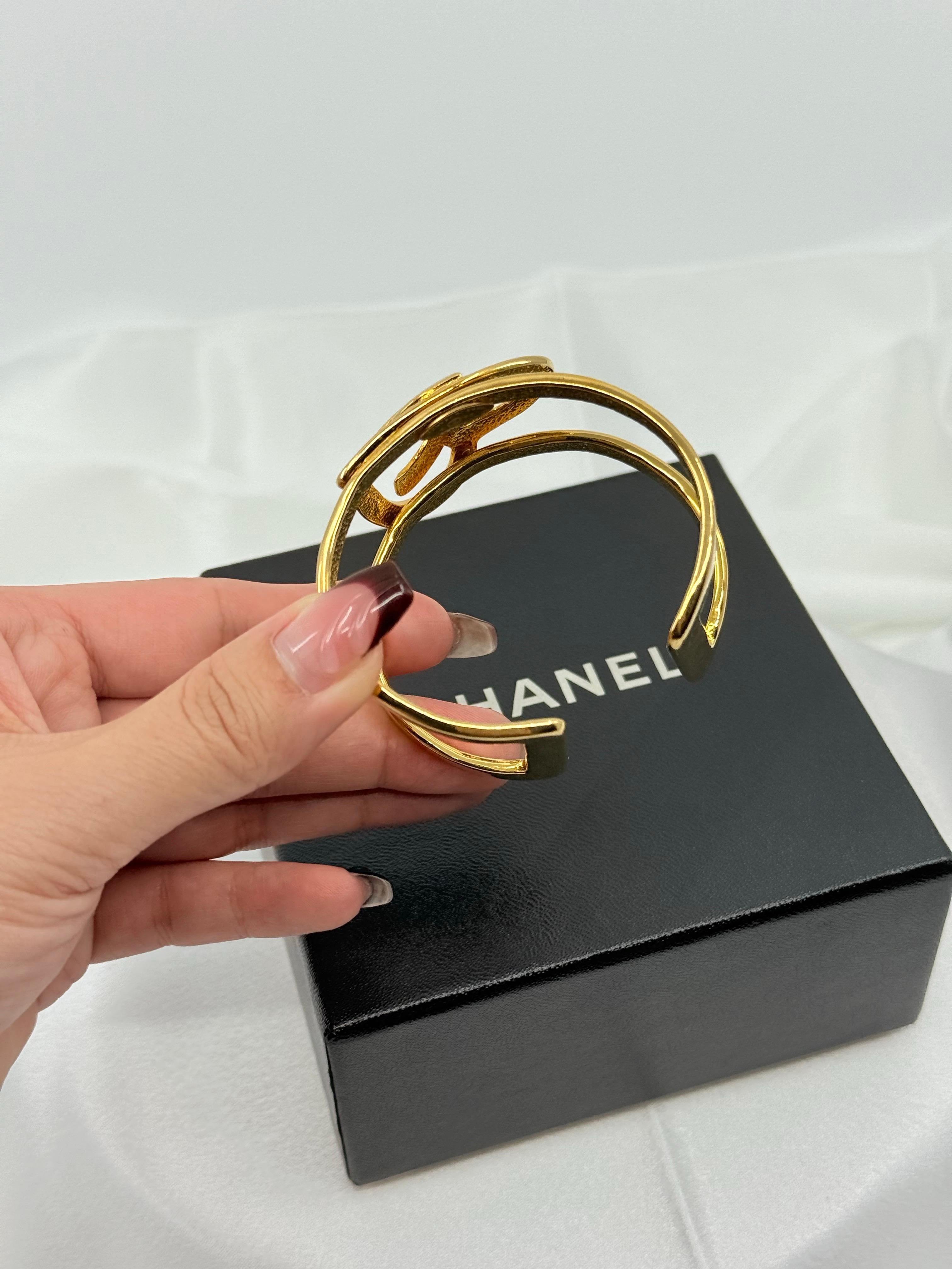CHANEL Vintage Gold CC Herz Manschette Statement-Armband für Damen oder Herren im Angebot