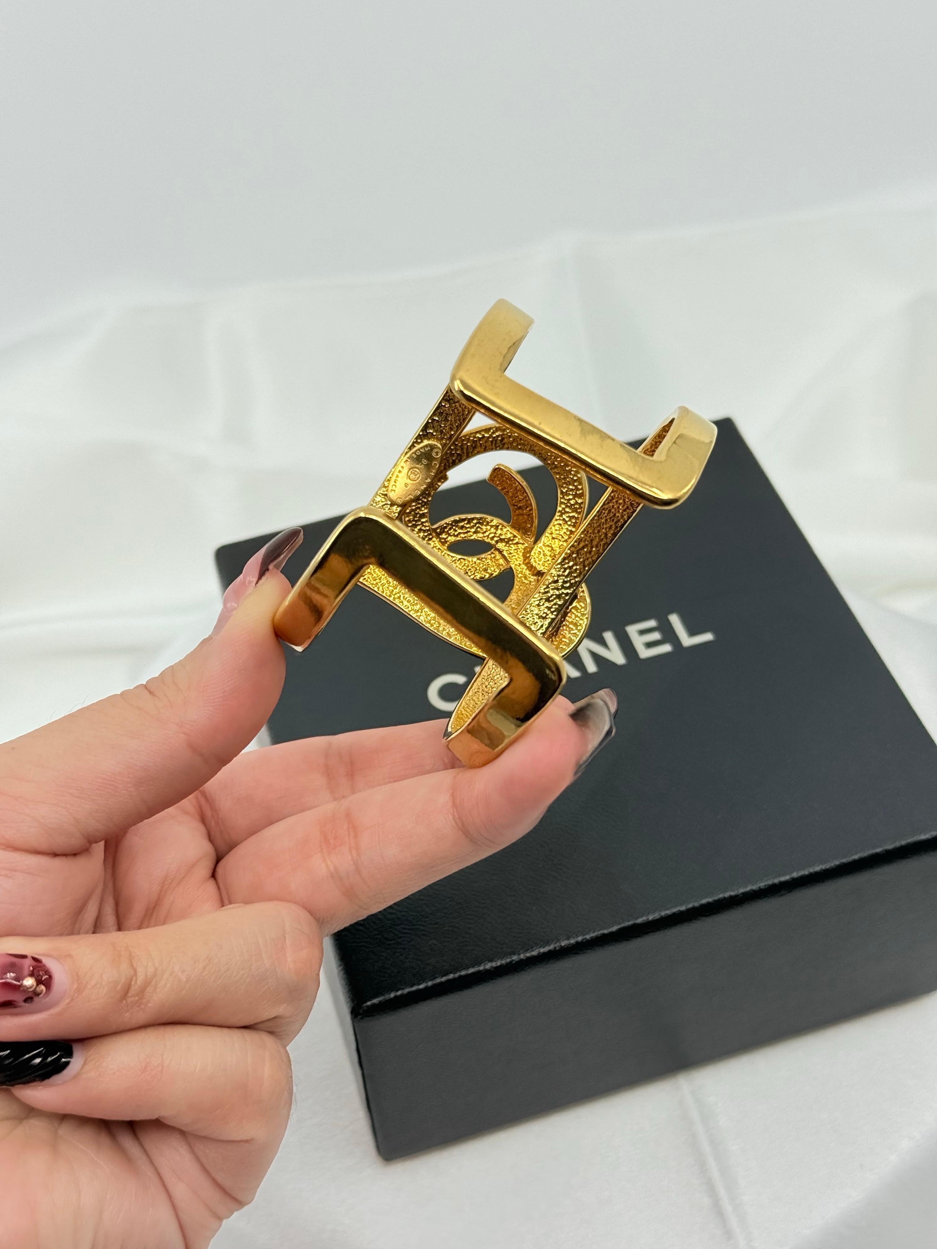 CHANEL Vintage Gold CC Herz Manschette Statement-Armband im Angebot 1