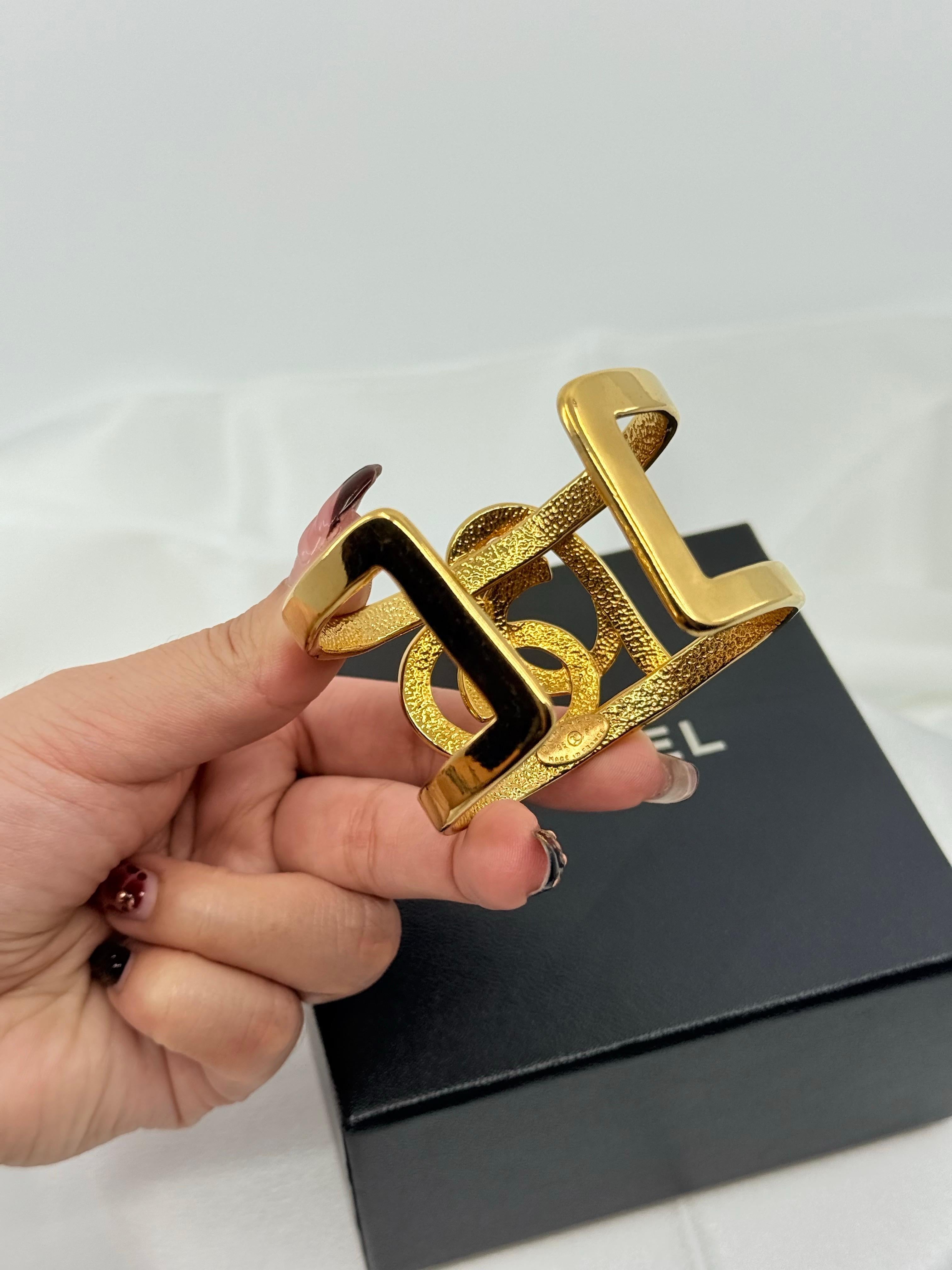 CHANEL Vintage Gold CC Herz Manschette Statement-Armband im Angebot 2