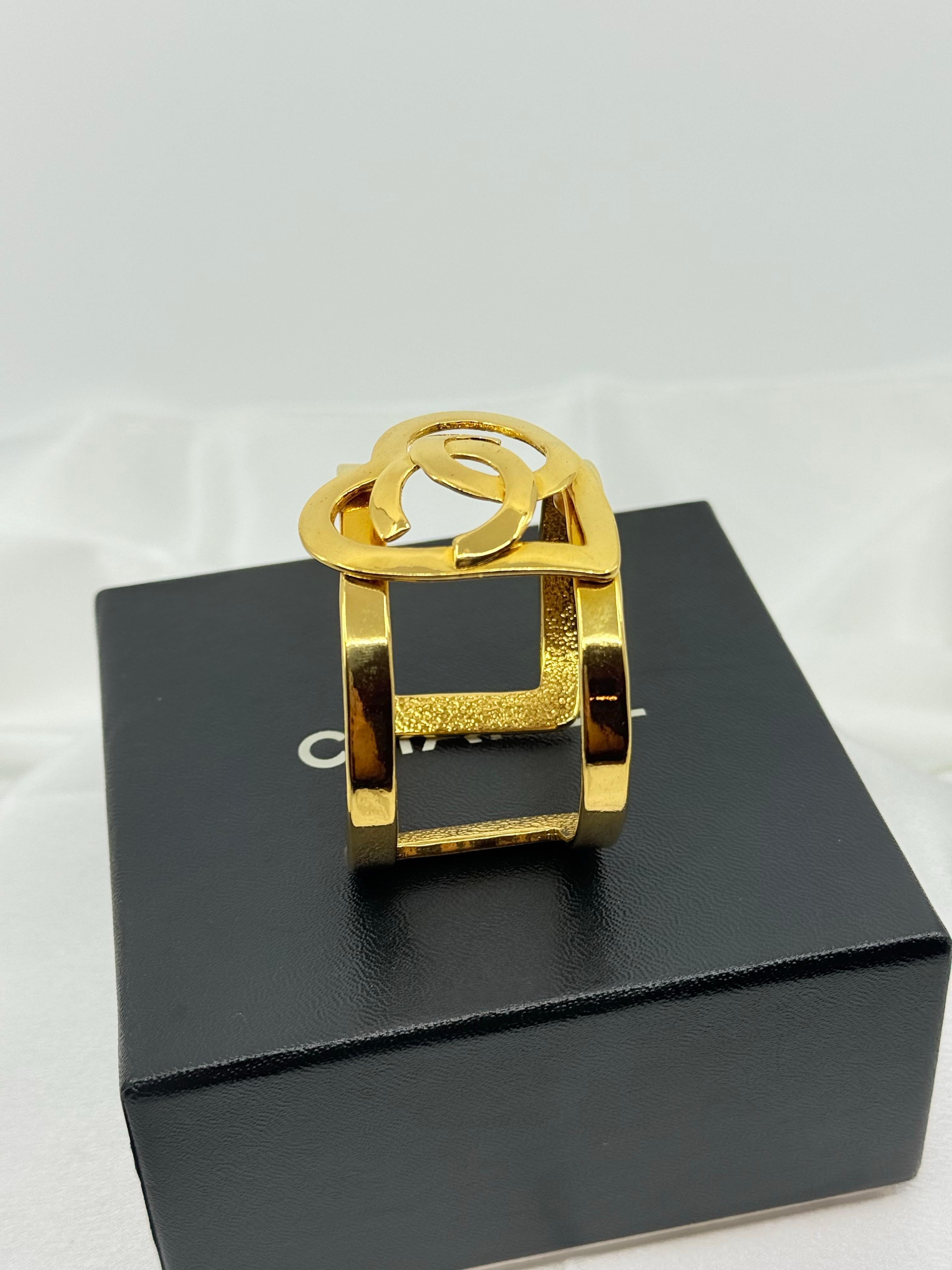 CHANEL Vintage Gold CC Herz Manschette Statement-Armband im Angebot 3