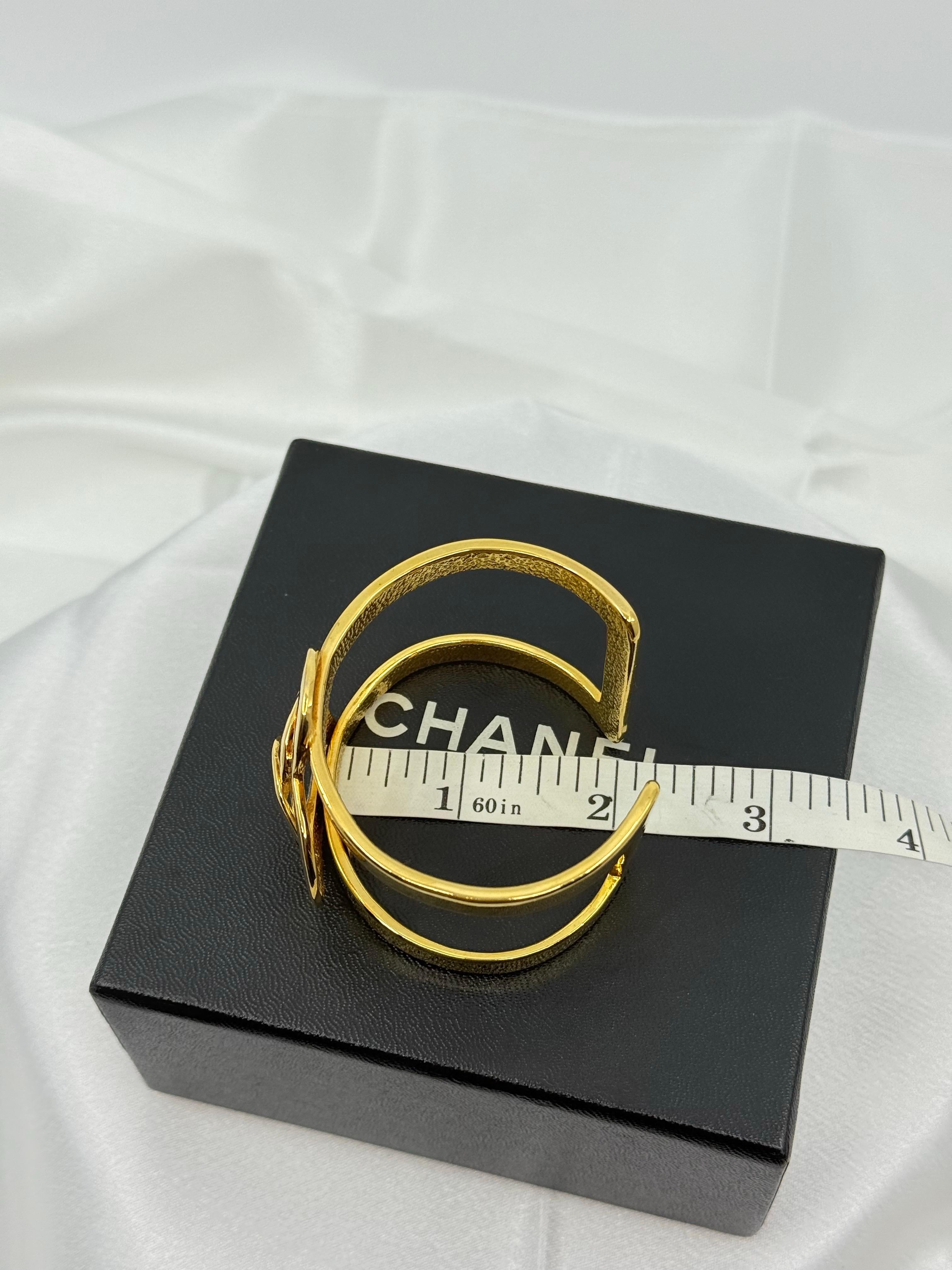 CHANEL Vintage Gold CC Herz Manschette Statement-Armband im Angebot 4