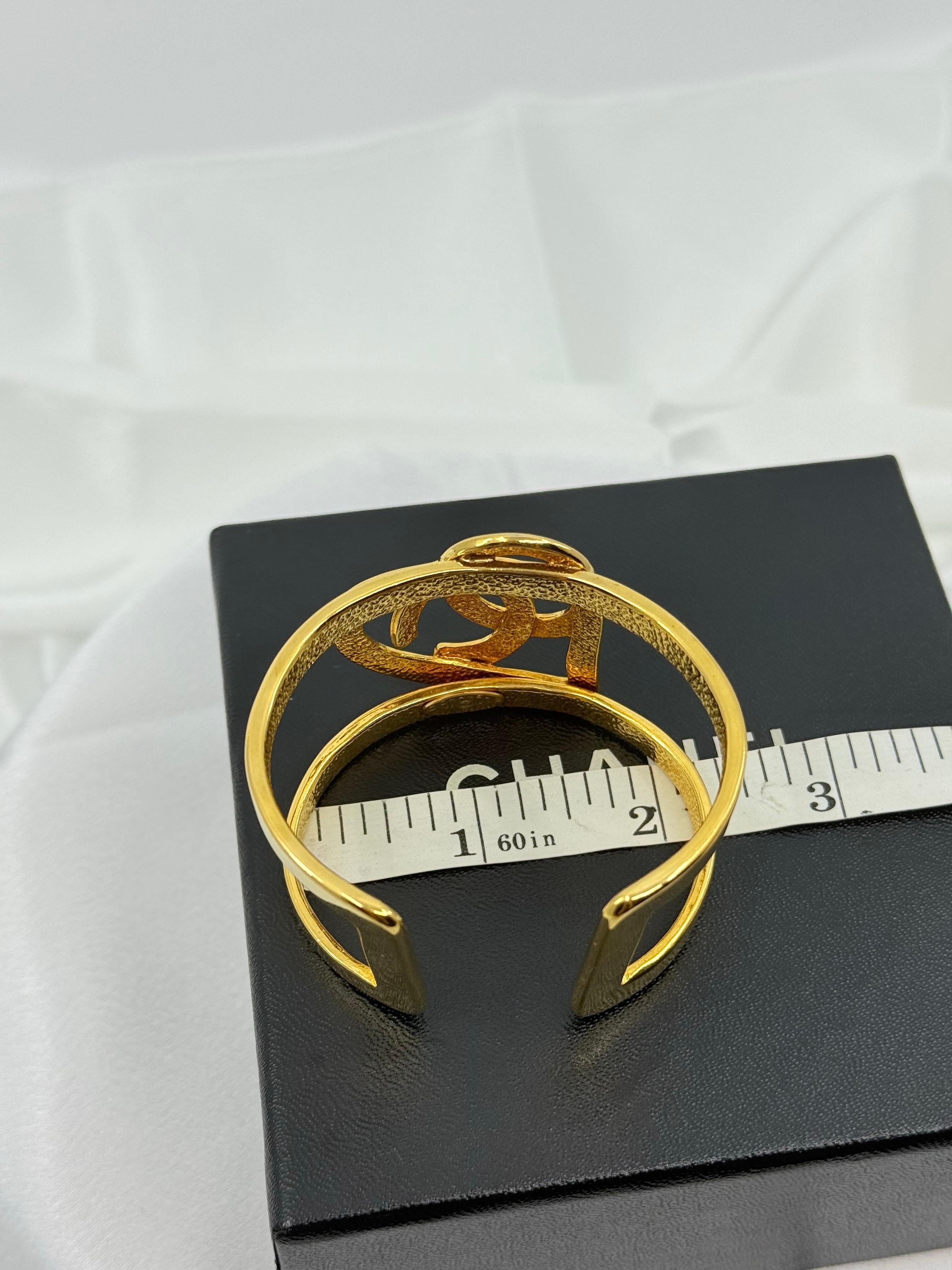 CHANEL Vintage Gold CC Herz Manschette Statement-Armband im Angebot 5