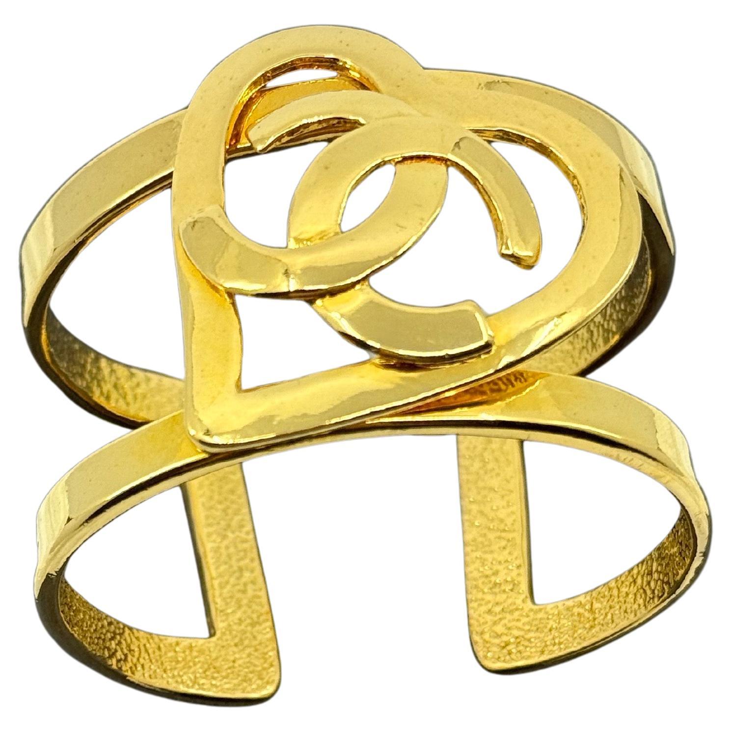 CHANEL Vintage Gold CC Herz Manschette Statement-Armband im Angebot